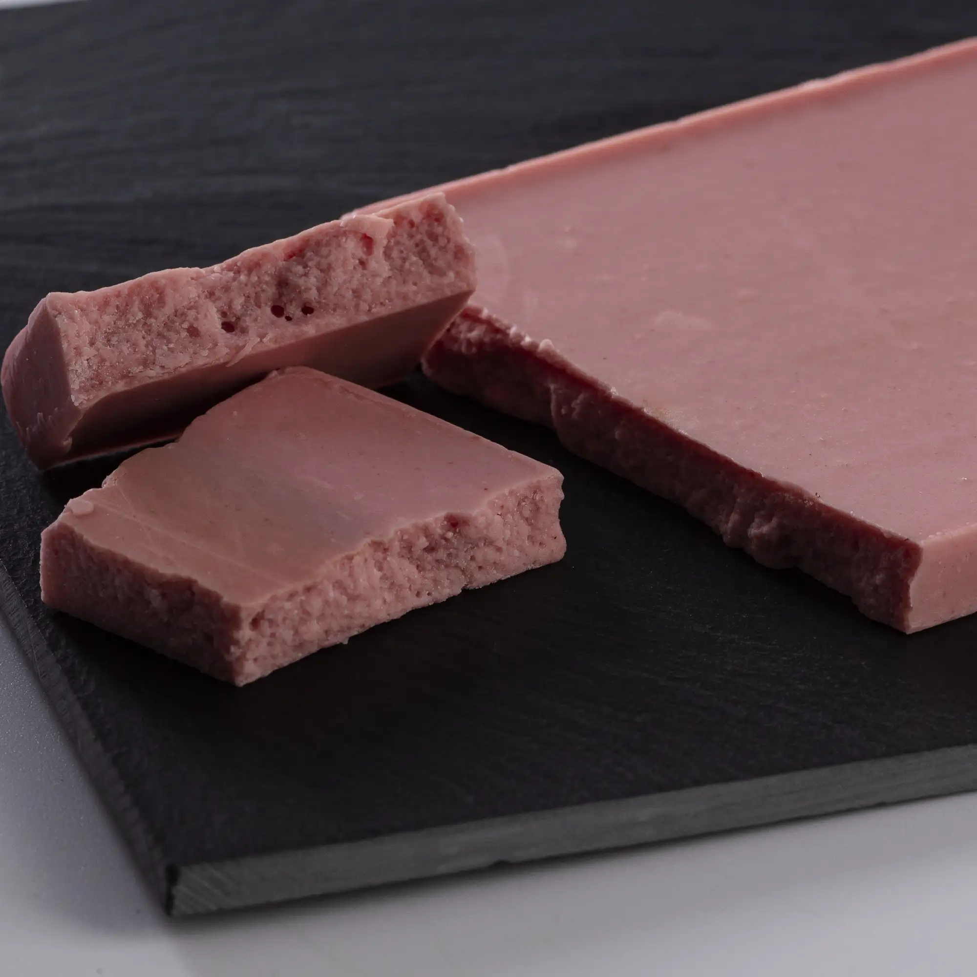 Tableta artesanal de chocolate blanco con fresas, 100gr.