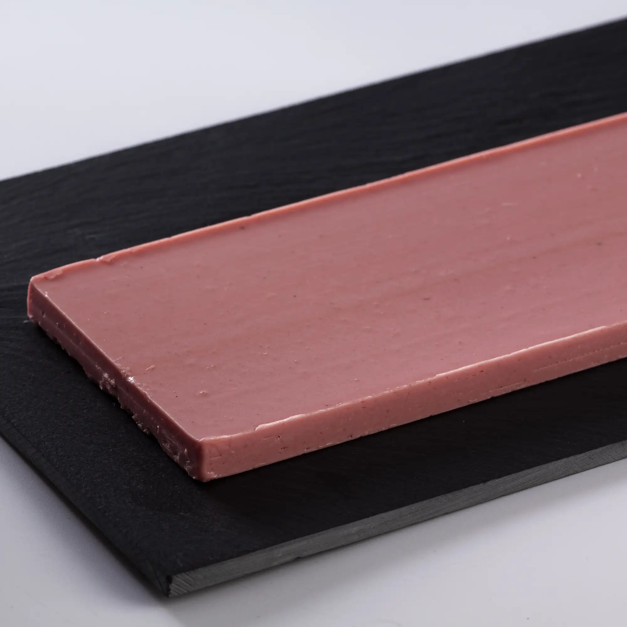 Tableta artesanal de chocolate blanco con fresas, 100gr.