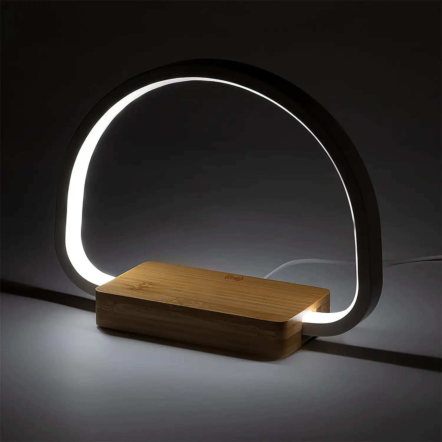 Lámpara Cargador 52 Ledes. 3 Posiciones de Luz. Intensidad de Luz Regulable. Conexión USB. Inalámbrico 10W. Salida USB