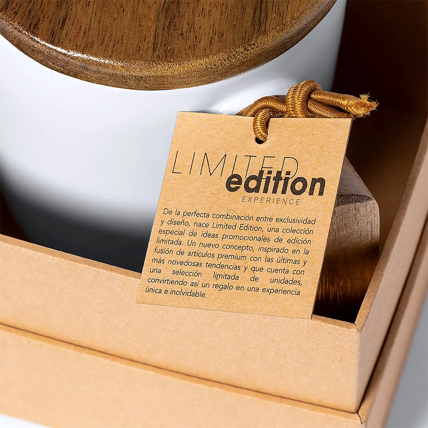 Taza 350 ml con tapa y asas de madera nature