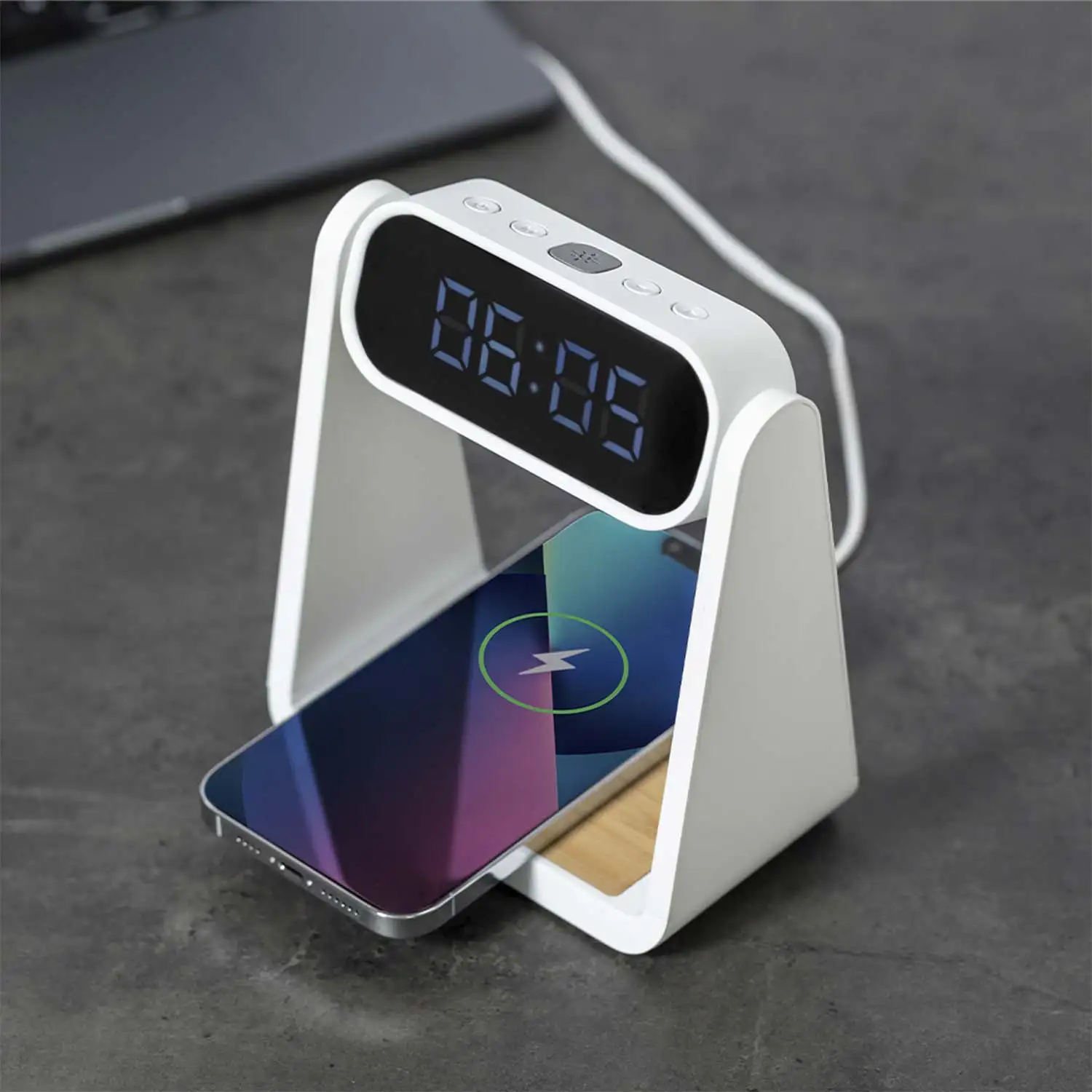 Reloj multifunción Darret con pantalla retroiluminada, función lámpara y cargador inalámbrico 10W integrado.
