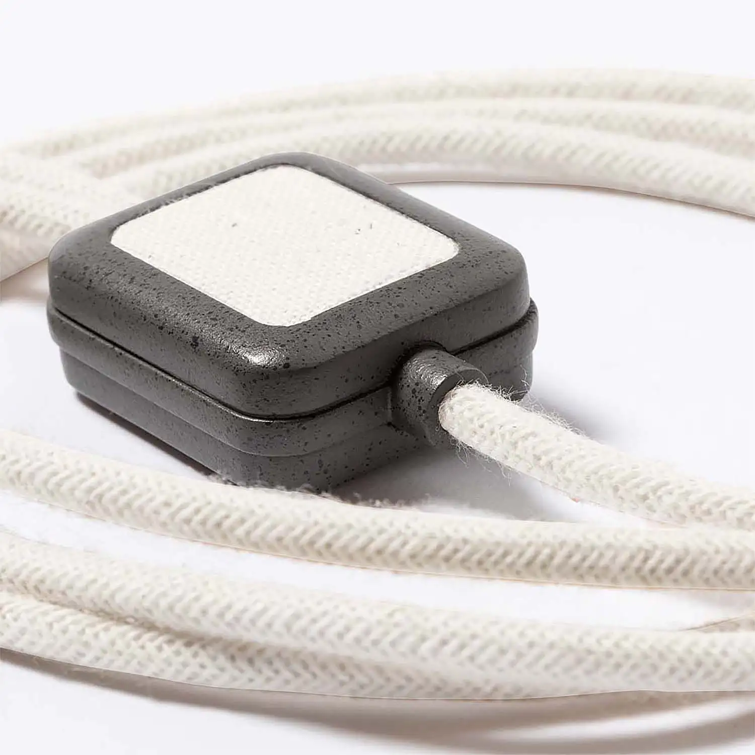 Cable triple cargador nature fibra café/algodón: Micro USB, Tipo C y Lightning 5V DC 2.4A