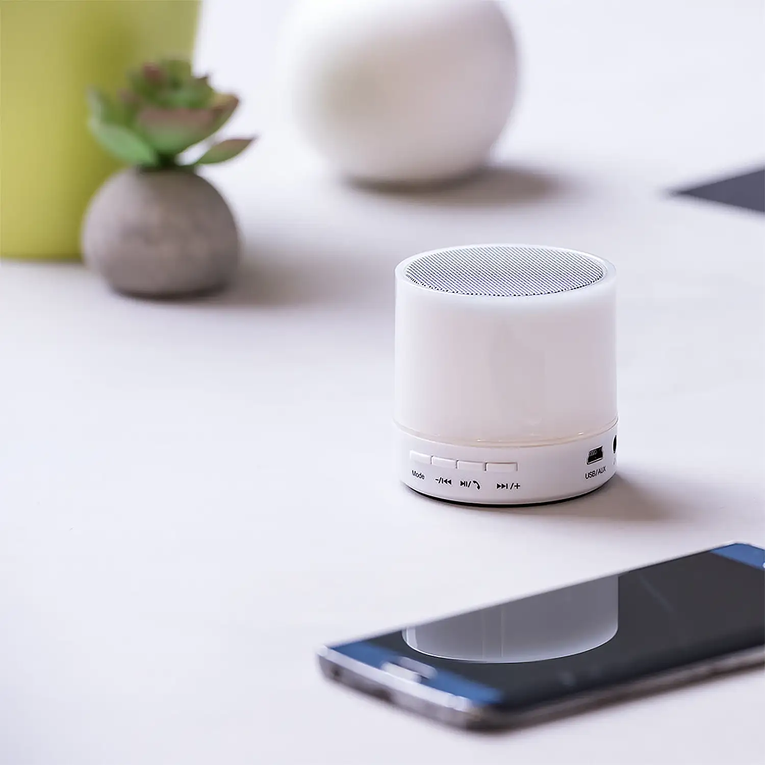 Altavoz bluetooth con luces led multicolor. Potencia Sonido 3W. Batería 300 mAh