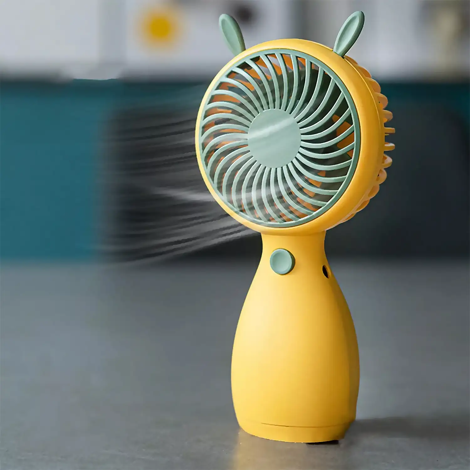 Mini ventilador de mano con orejas.