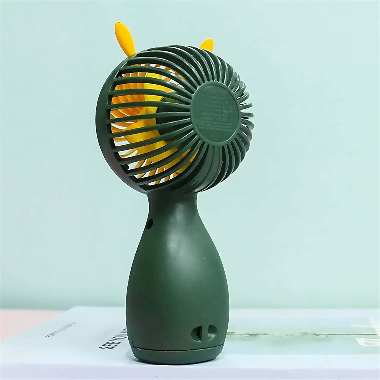 Mini ventilador de mano con orejas.