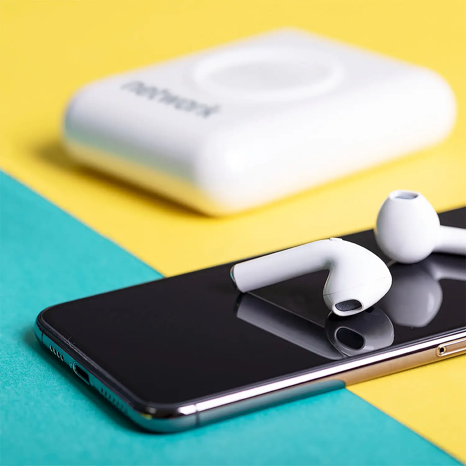 Auriculares Power Bank Inalámbrico 5W. 5200 mAh. Salida USB. Entrada Tipo C. Conexión Bluetooth. Batería 35 mAh