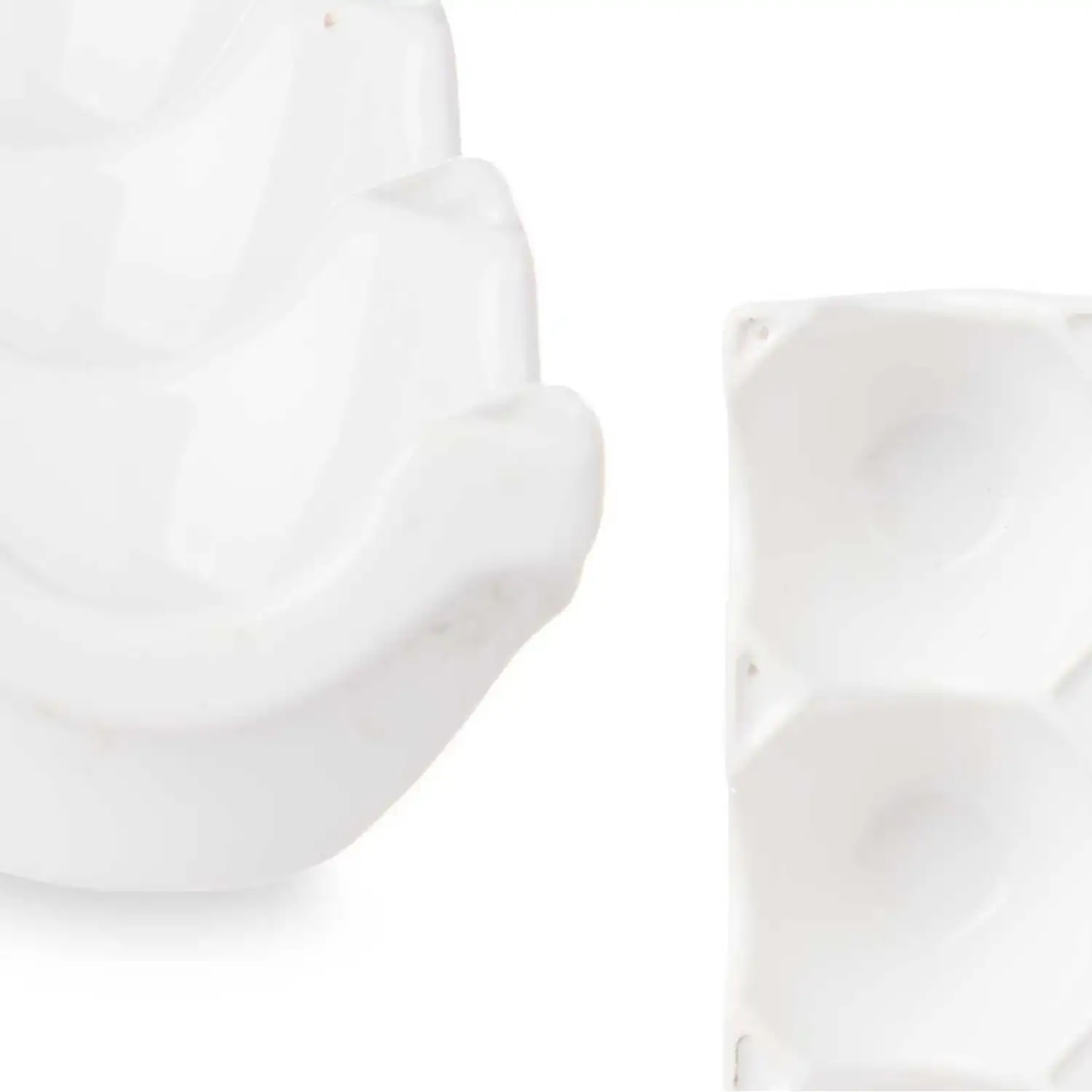 HUEVERA PORCELANA 12 HUECOS 19 CM