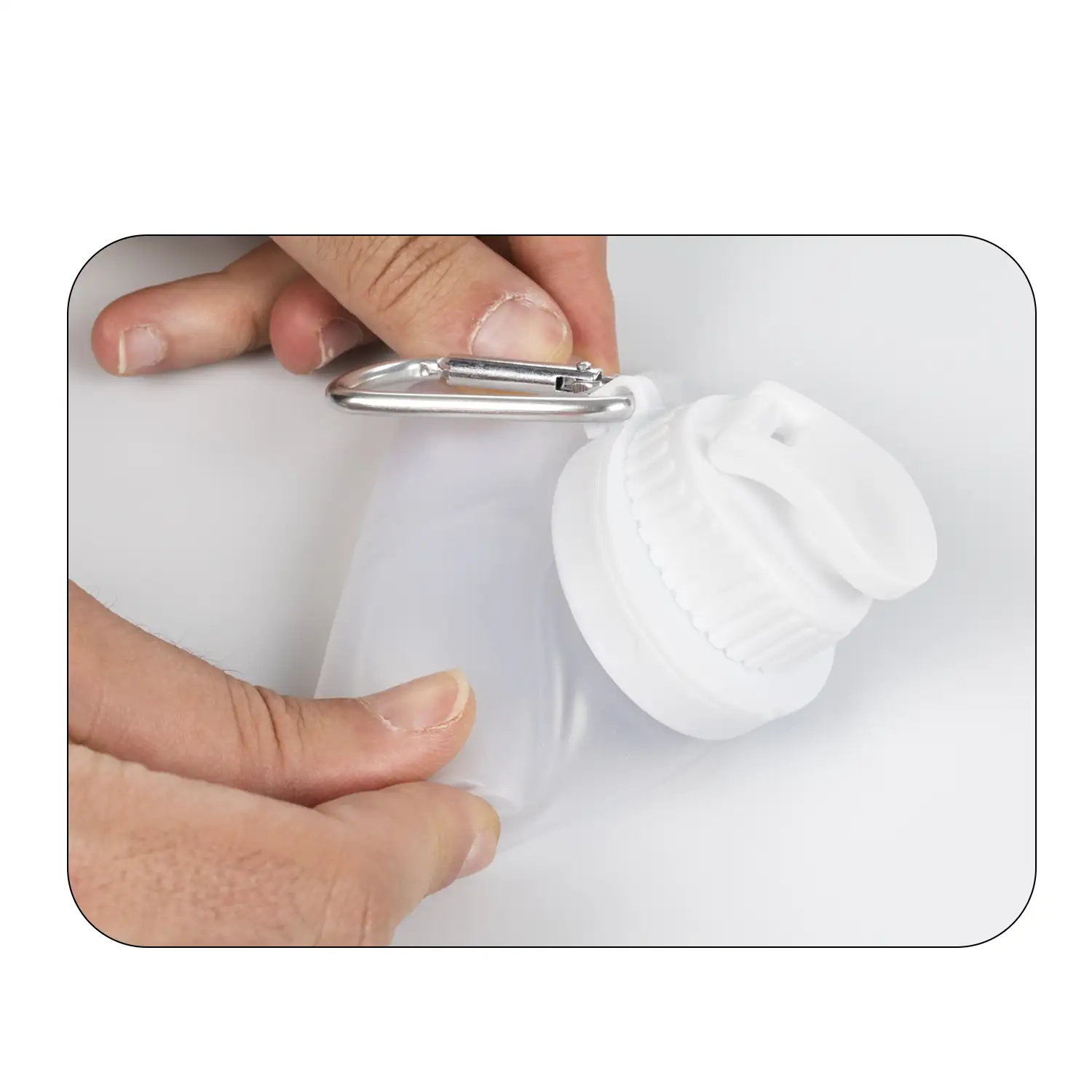 Mini botella plegable enrollable de 320ml, de silicona de grado alimenticio. Con mosquetón.