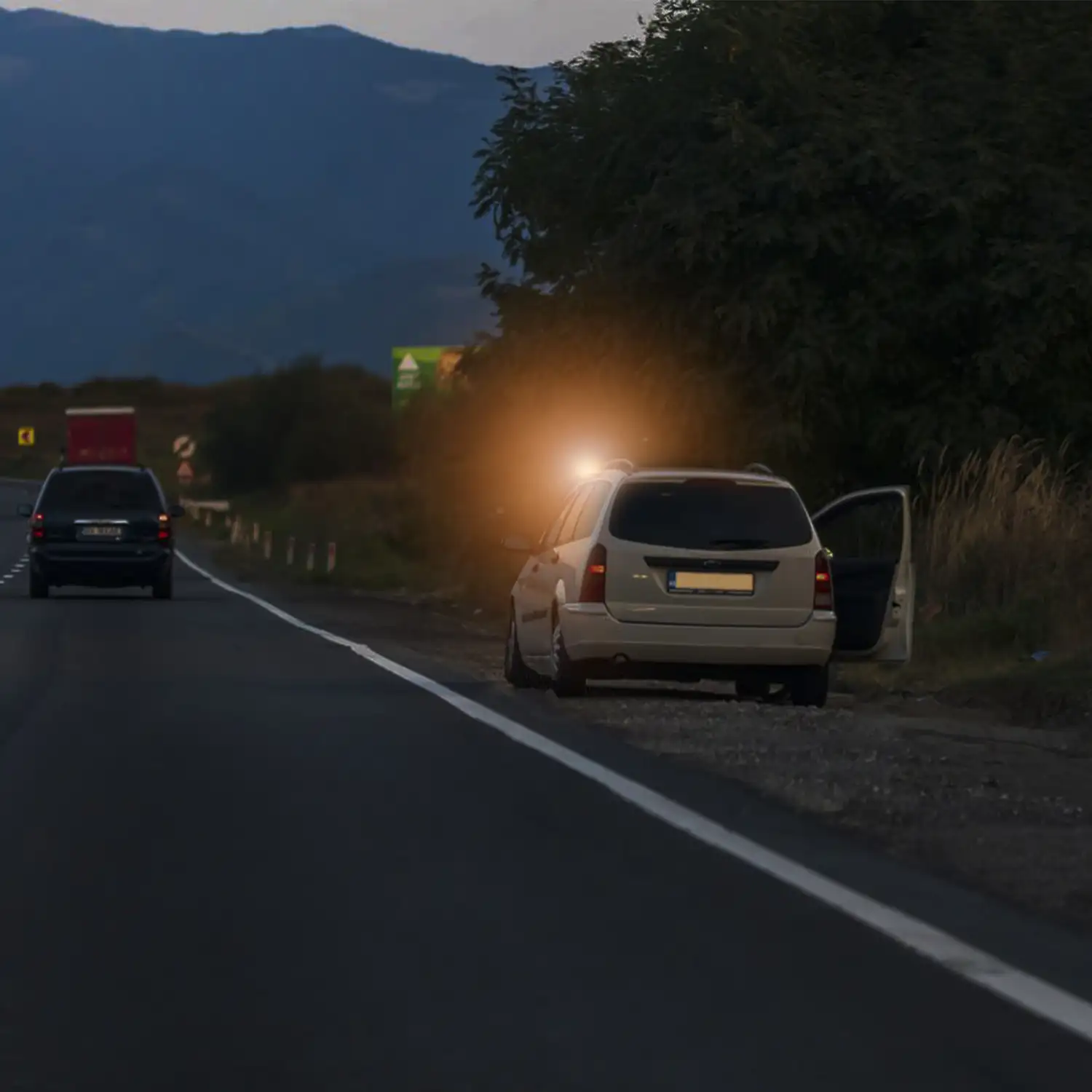 PMK GRUPO - Luz V16 Holomogada DGT, Luz Emergencia Coche Averia  [Visibilidad 1 Km] Baliza con Base Imantada - 4 Unidades