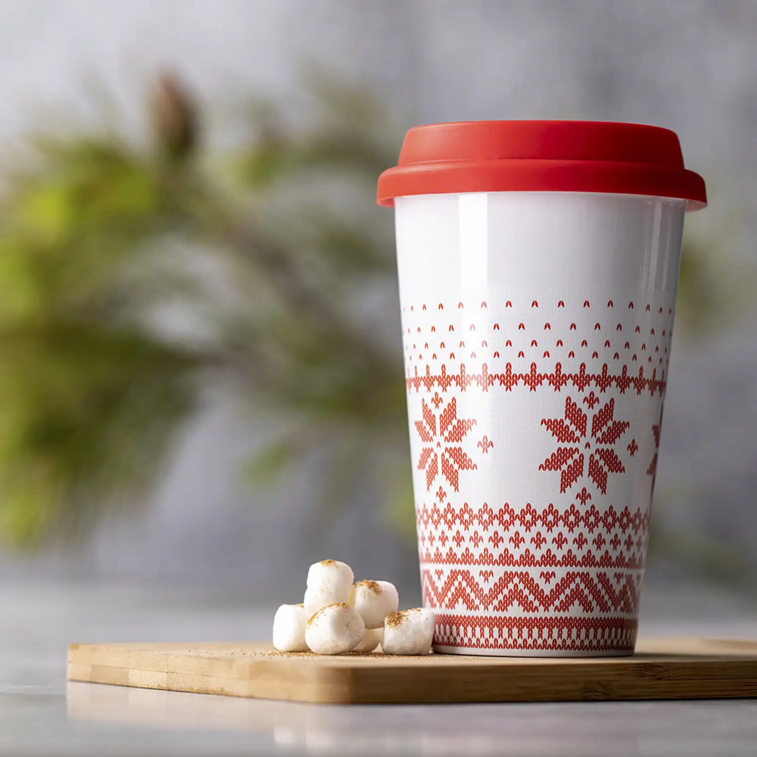 Vaso de cerámica de 400ml de capacidad en diseño navideño, con tapa de silicona.