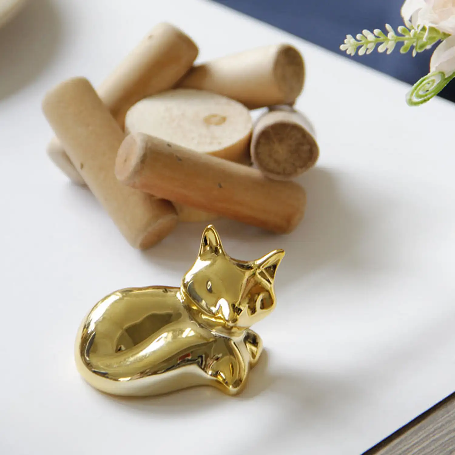 Figura Decorativa Cerámica Porcelana y madera zorro dormido