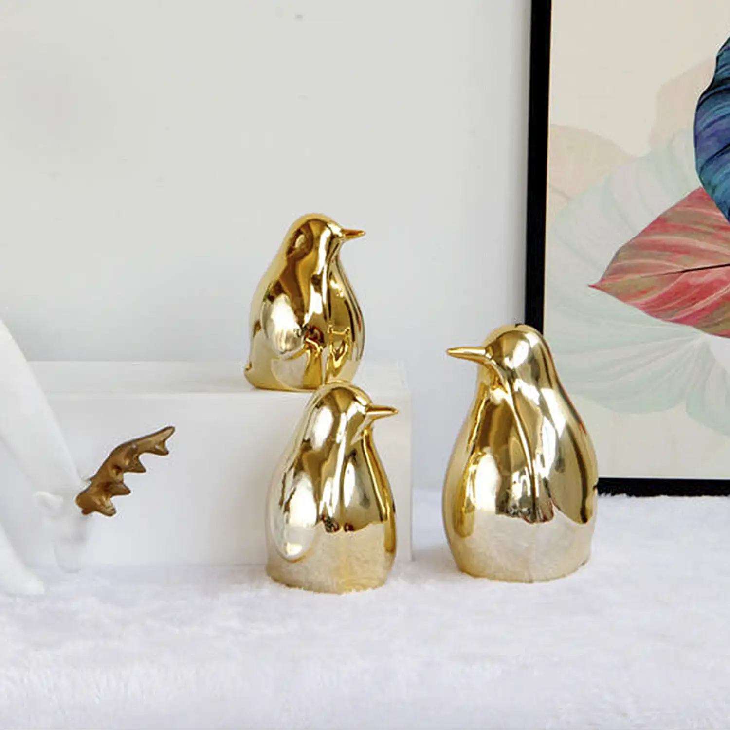 Set de 3 Piezas Figuras Decorativas de Porcelana Dorada Pinguinos