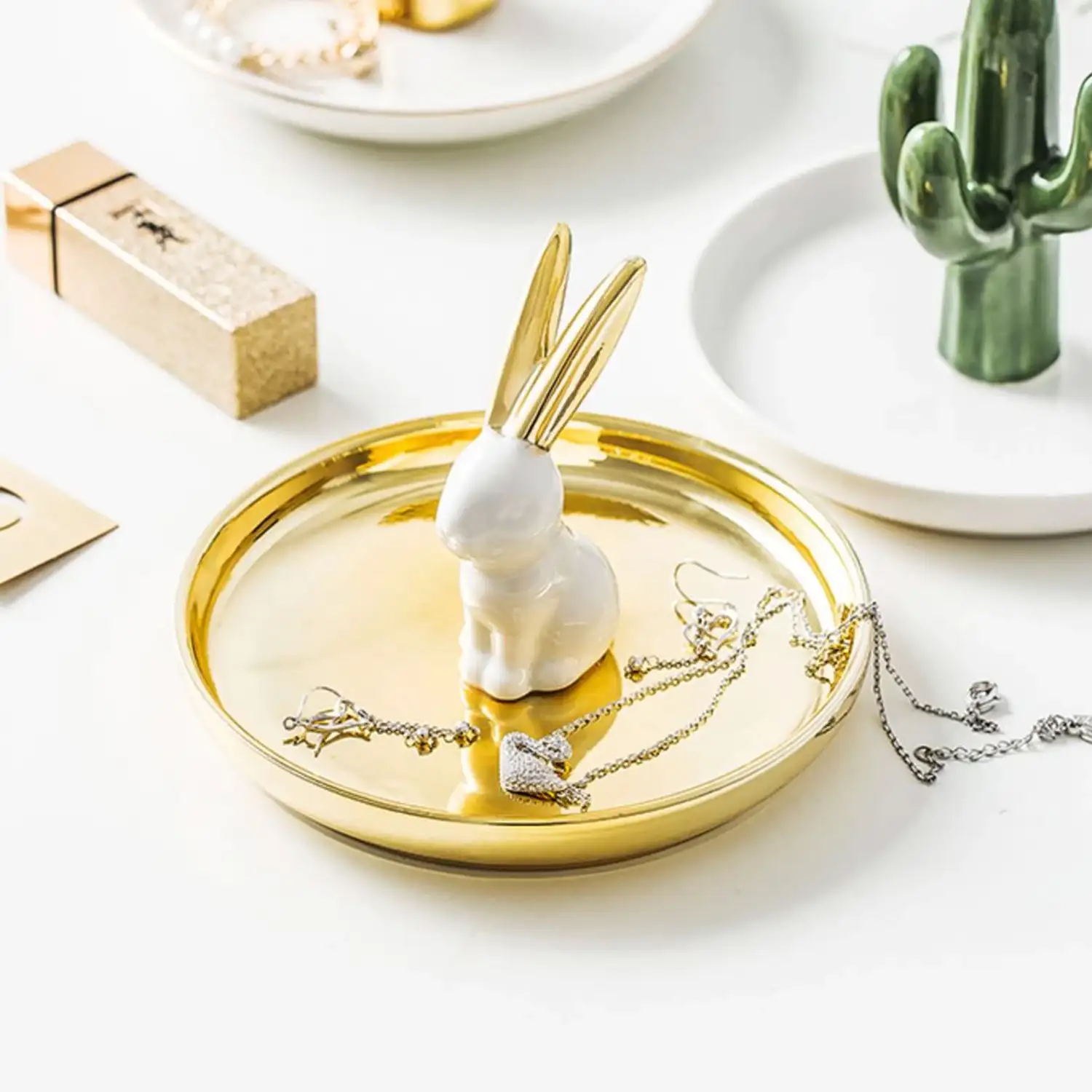 Figura decorativa de porcelana conejo sobre plato