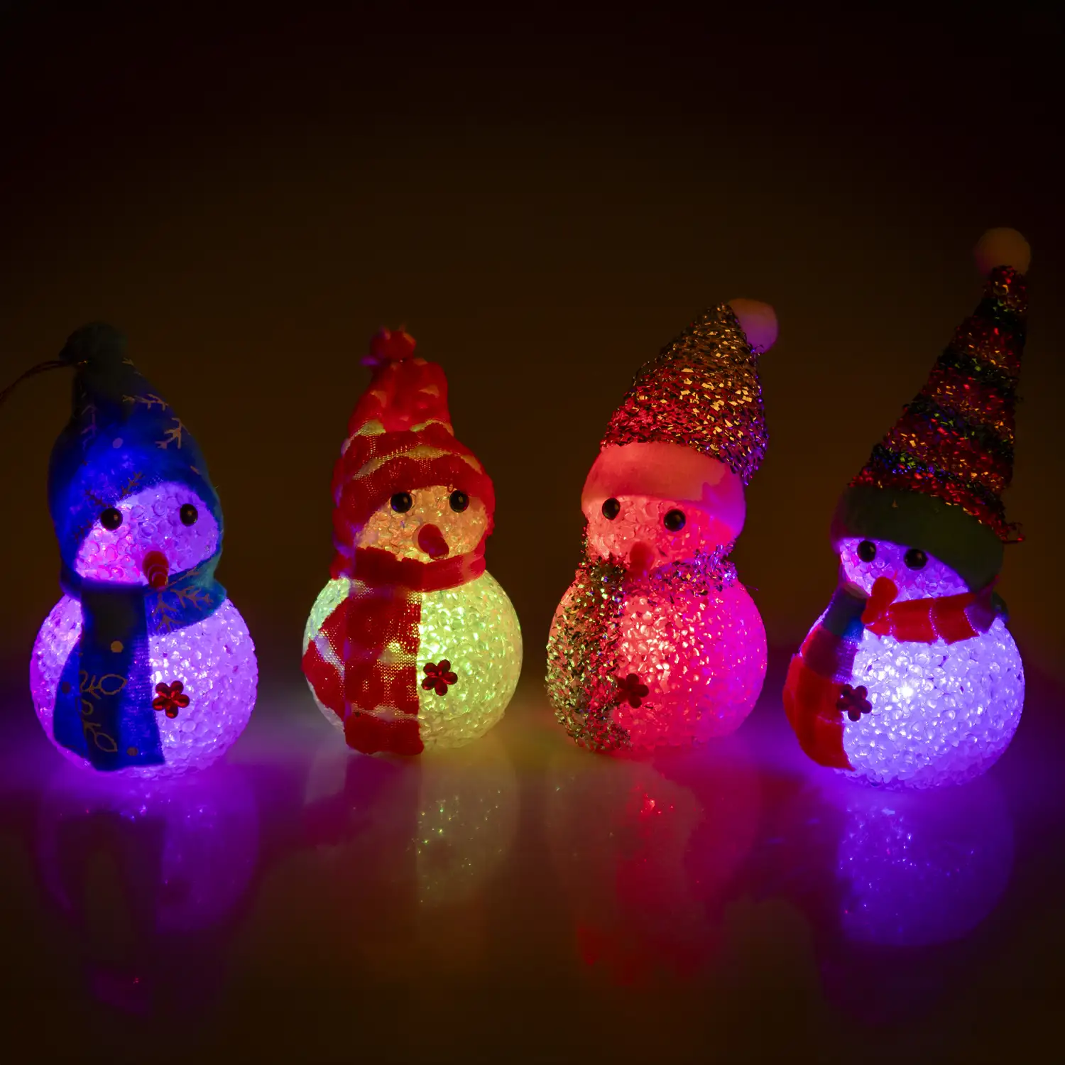 Conjunto de cuatro colgantes diseño muñeco de nieve con luces LED multicolor. Diseño aleatorio.