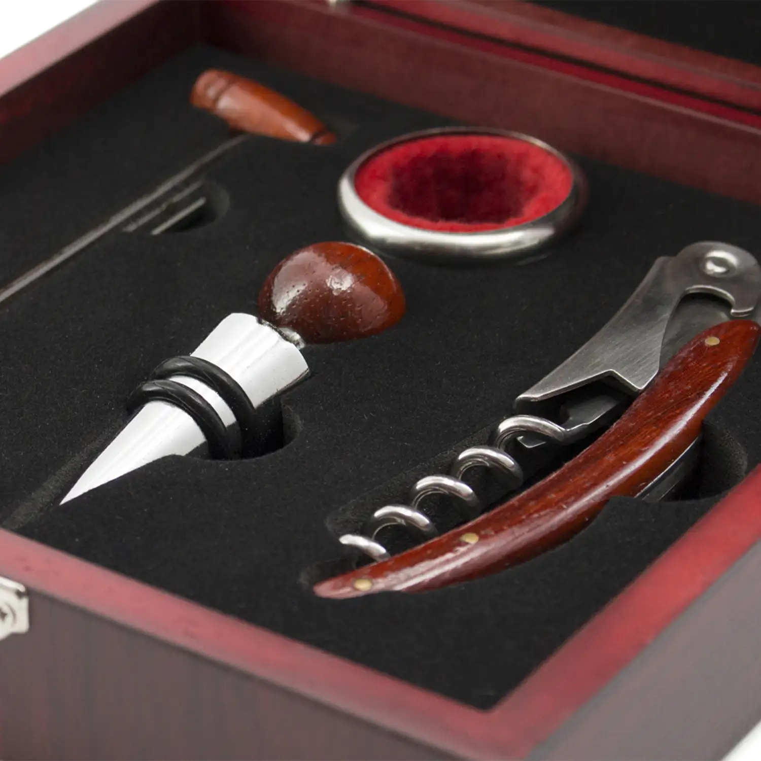 Set de vinos con ajedrez Chess. Chess, set de vinos ajedrez con piezas incluidas. Cierre de seguridad, accesorios de acero inoxidable y madera.