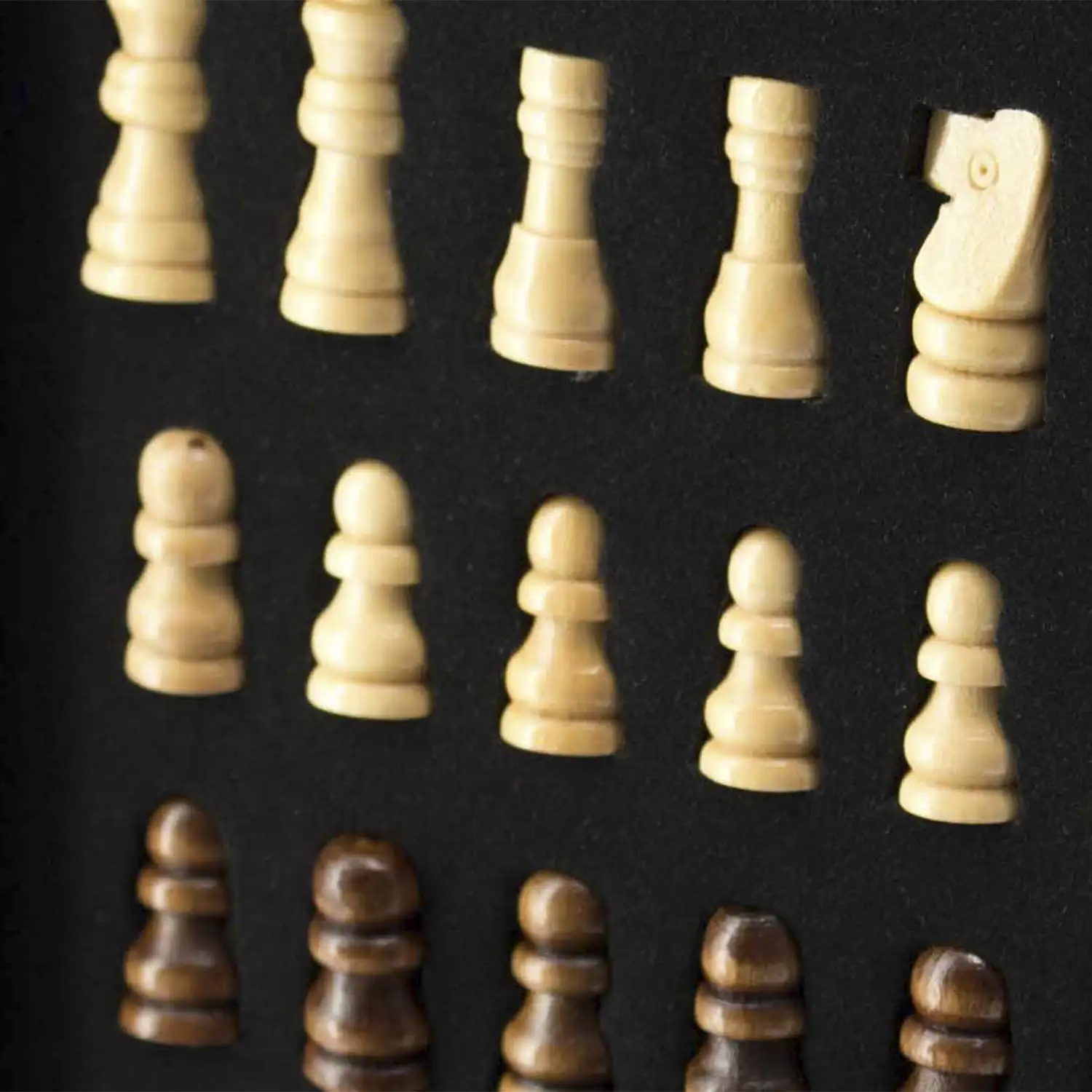 Set de vinos con ajedrez Chess. Chess, set de vinos ajedrez con piezas incluidas. Cierre de seguridad, accesorios de acero inoxidable y madera.