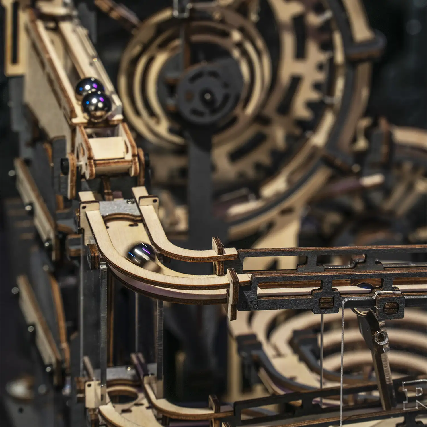 Pista mecánica de canicas Ciudad de la Noche. Maqueta 3D de 294 piezas. Incluye 10 canicas de metal.