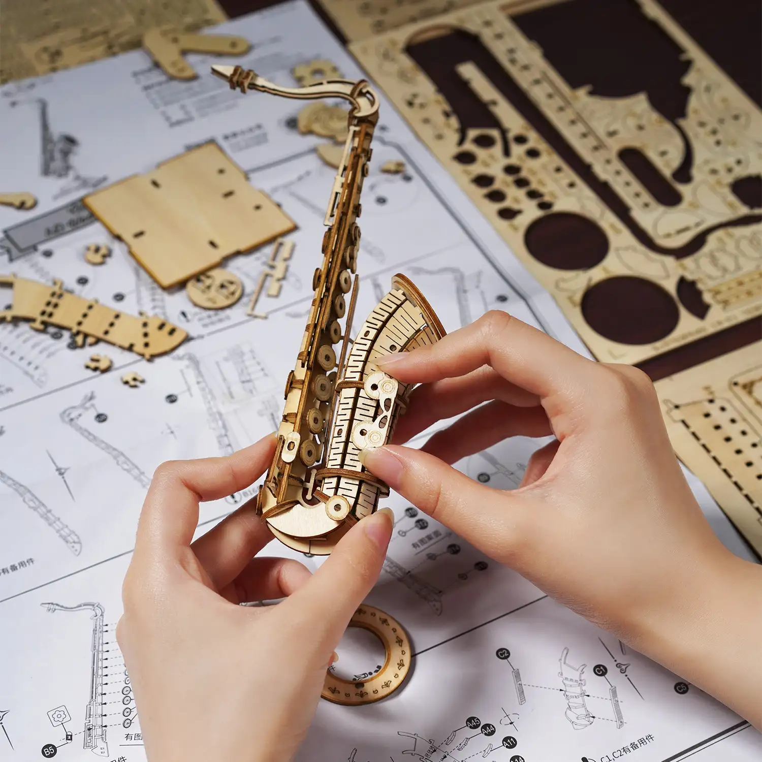 Saxofón maqueta 3D realista con gran detalle, 136 piezas.