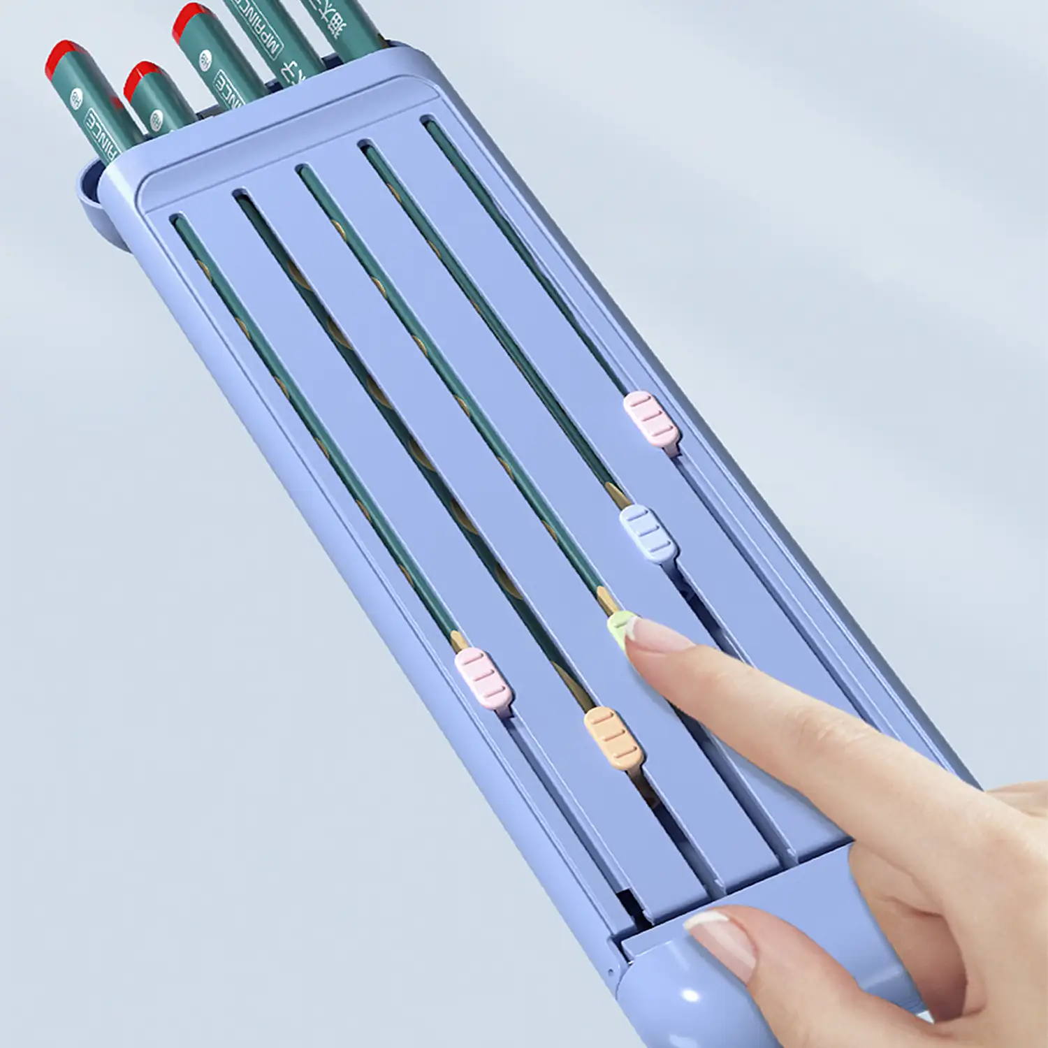 Estuche diseño exclusivo con tapa magnética con sistema automático de expulsión.