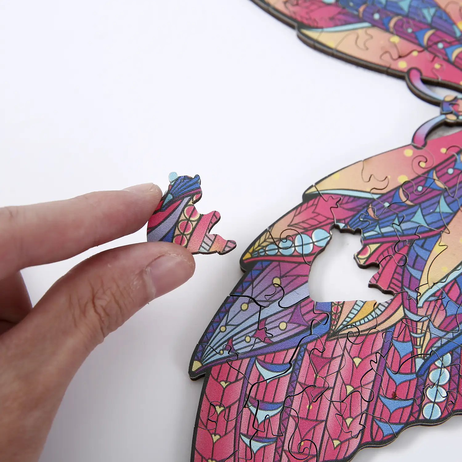Puzzle de madera DIY forma de silueta . Con piezas individuales con diferentes diseños. En madera policromada. Tamaño A4 .DISEÑO MARIPOSA.