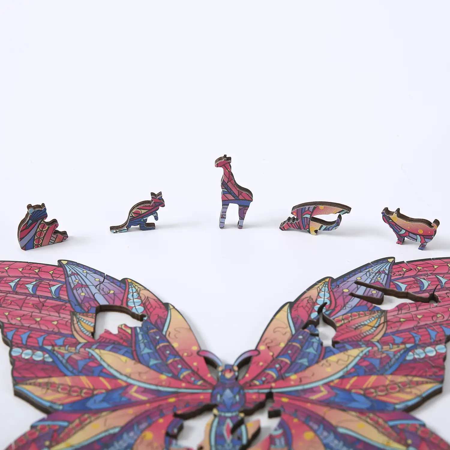 Puzzle de madera DIY forma de silueta . Con piezas individuales con diferentes diseños. En madera policromada. Tamaño A4 .DISEÑO MARIPOSA.