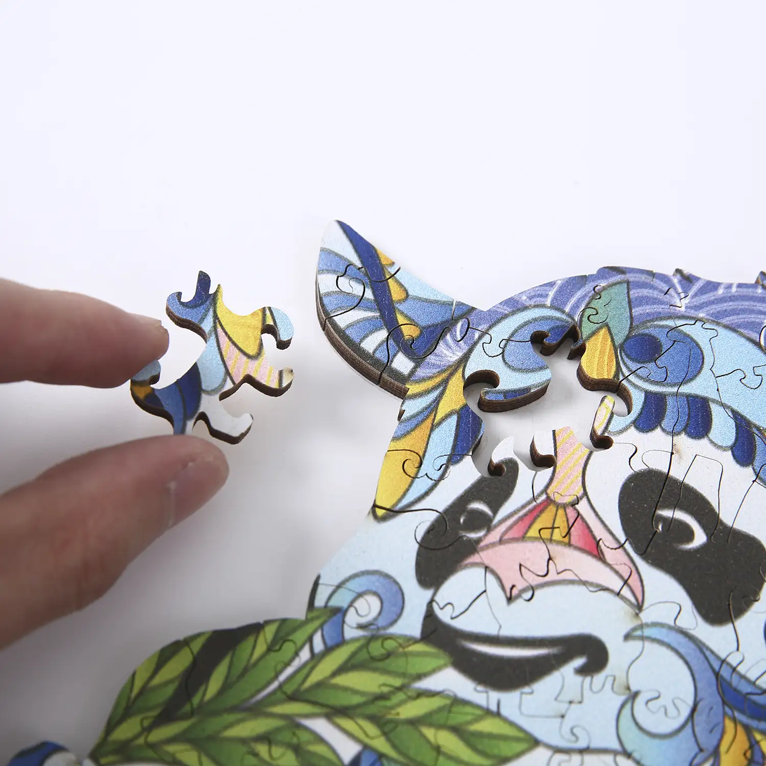 Puzzle de madera DIY forma de silueta . Con piezas individuales con diferentes diseños. En madera policromada. Tamaño A4 .DISEÑO PANDA.