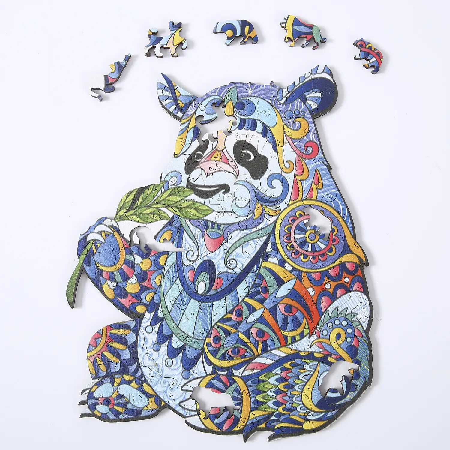 Puzzle de madera DIY forma de silueta . Con piezas individuales con diferentes diseños. En madera policromada. Tamaño A4 .DISEÑO PANDA.