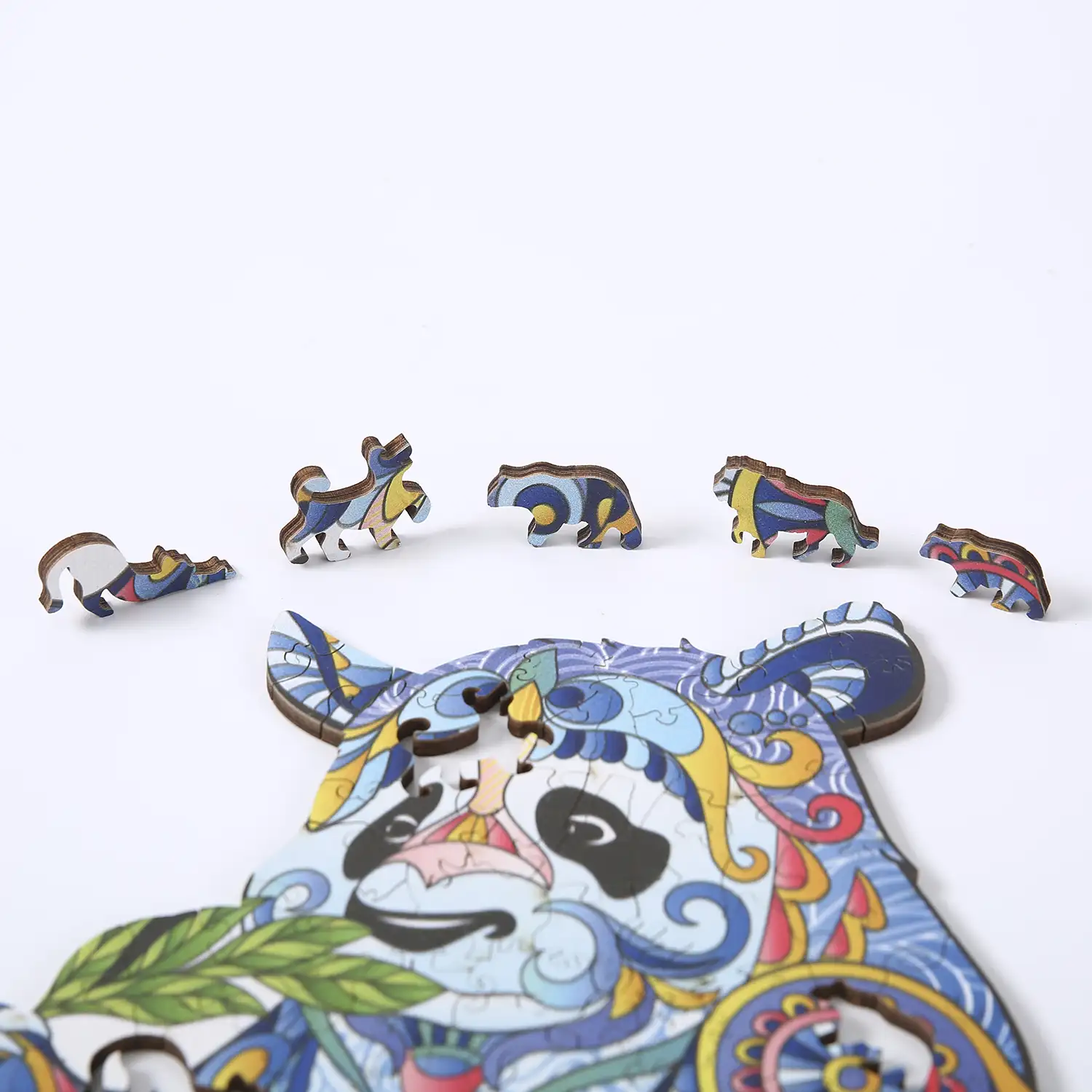 Puzzle de madera DIY forma de silueta . Con piezas individuales con diferentes diseños. En madera policromada. Tamaño A4 .DISEÑO PANDA.