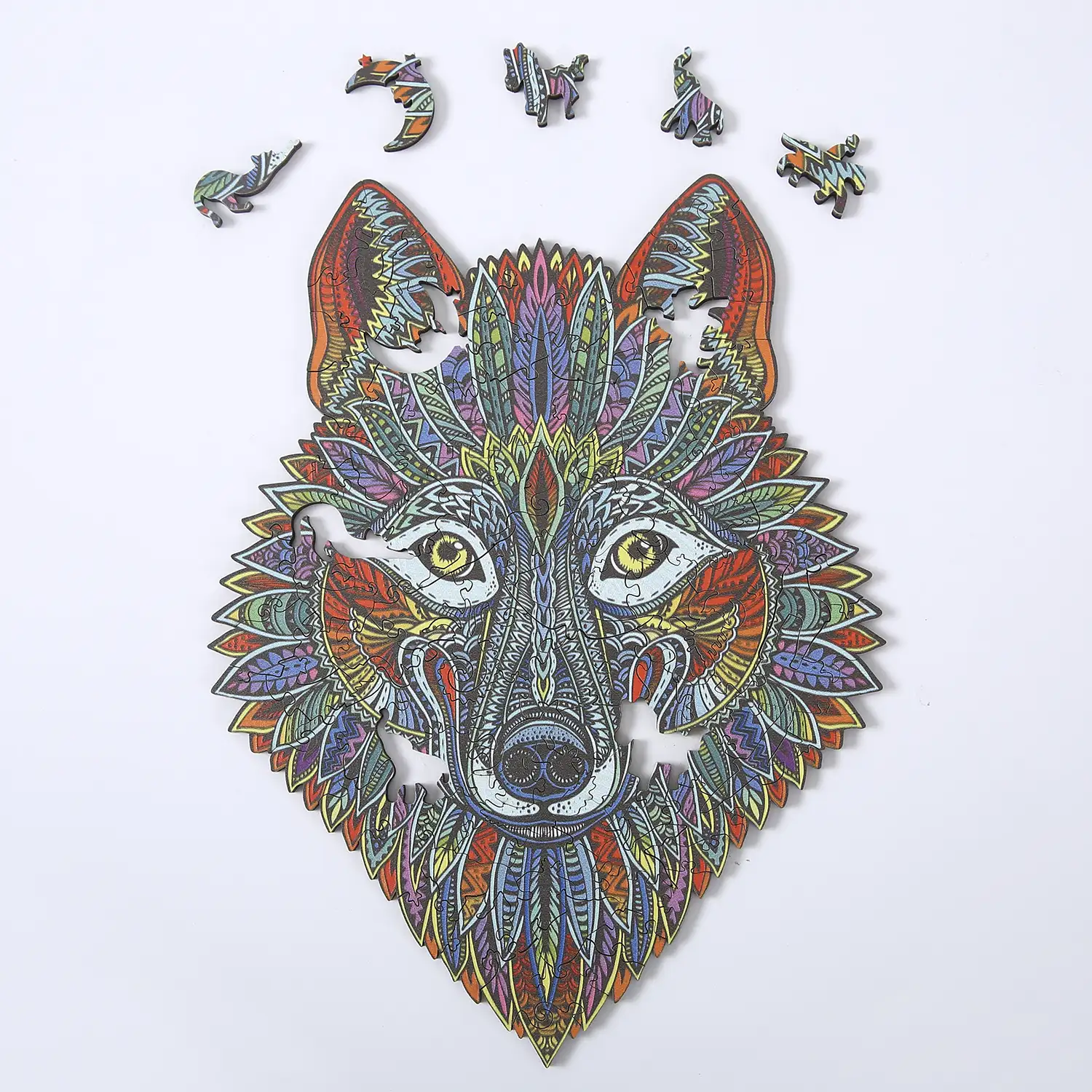 Puzzle de madera DIY forma de silueta . Con piezas individuales con diferentes diseños. En madera policromada. Tamaño A4 .DISEÑO LOBO.