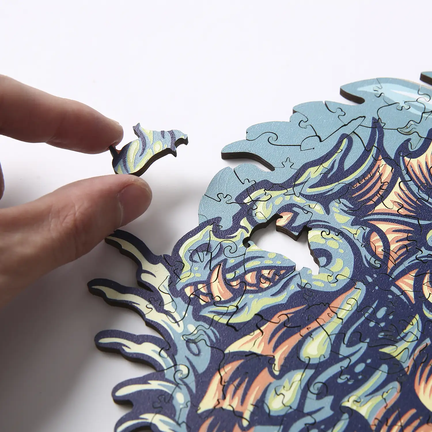 Puzzle de madera DIY forma de silueta . Con piezas individuales con diferentes diseños. En madera policromada. Tamaño A4.DISEÑO DRAGÓN.