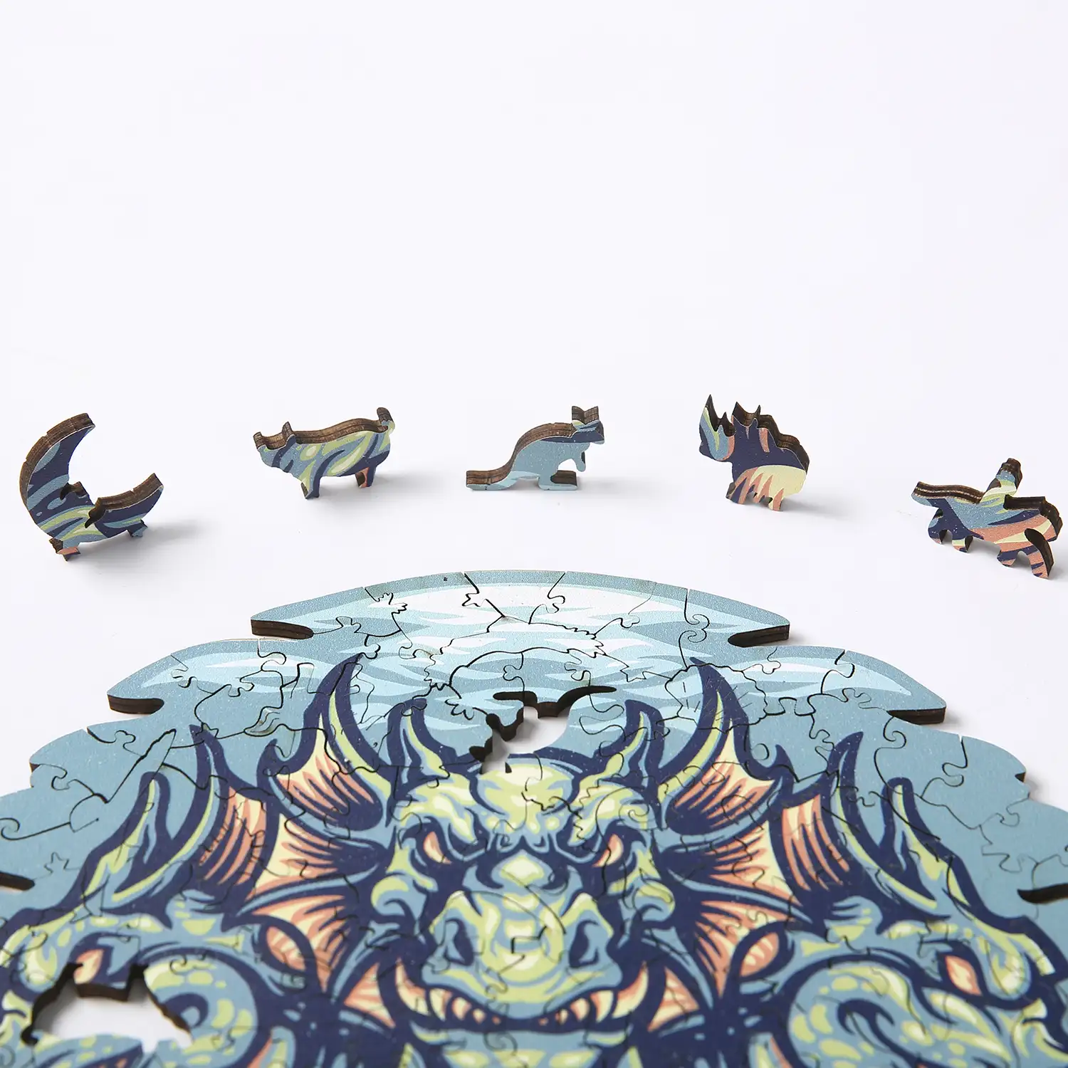Puzzle de madera DIY forma de silueta . Con piezas individuales con diferentes diseños. En madera policromada. Tamaño A4.DISEÑO DRAGÓN.