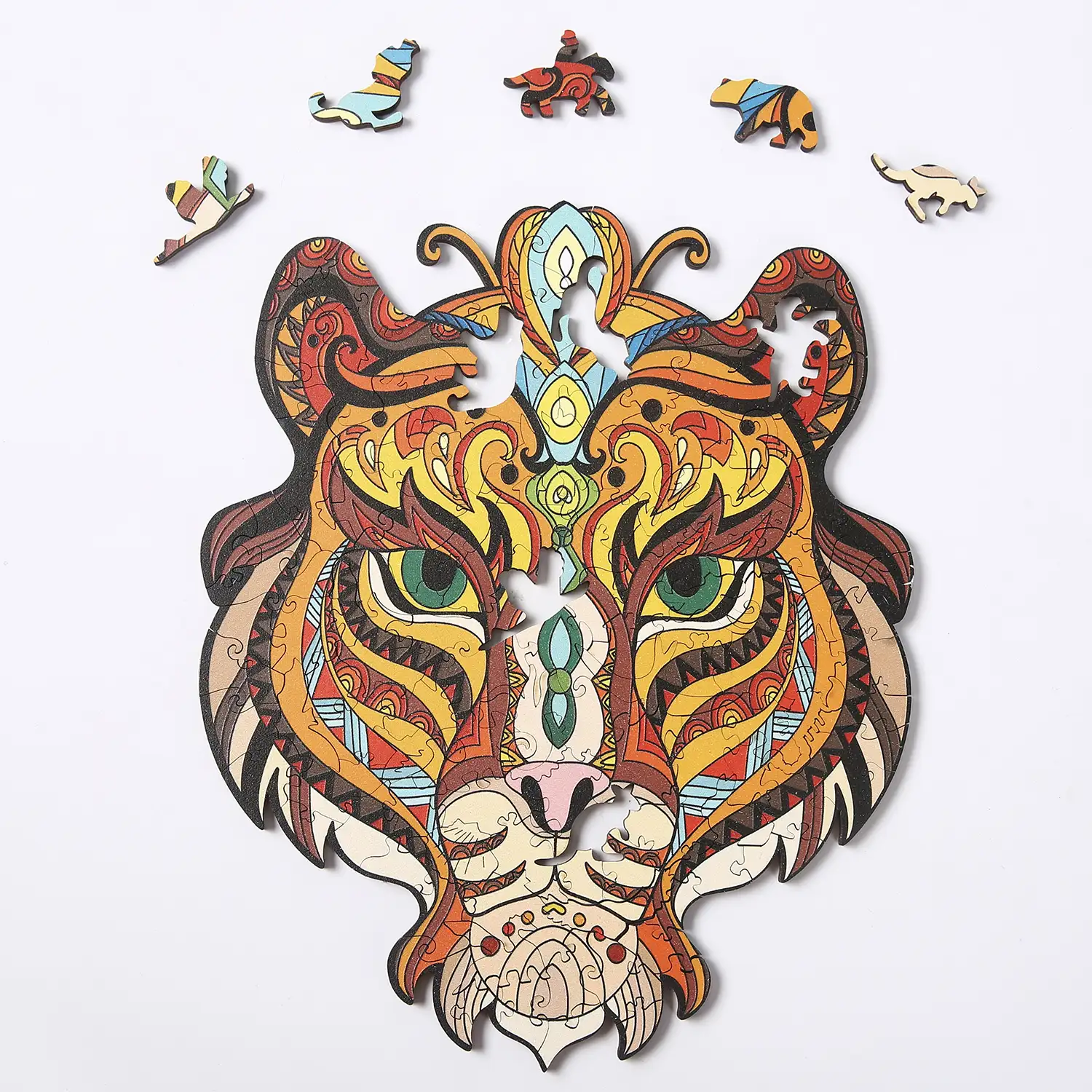 Puzzle de madera DIY forma de silueta . Con piezas individuales con diferentes diseños. En madera policromada. Tamaño A4 .DISEÑO TIGRE.