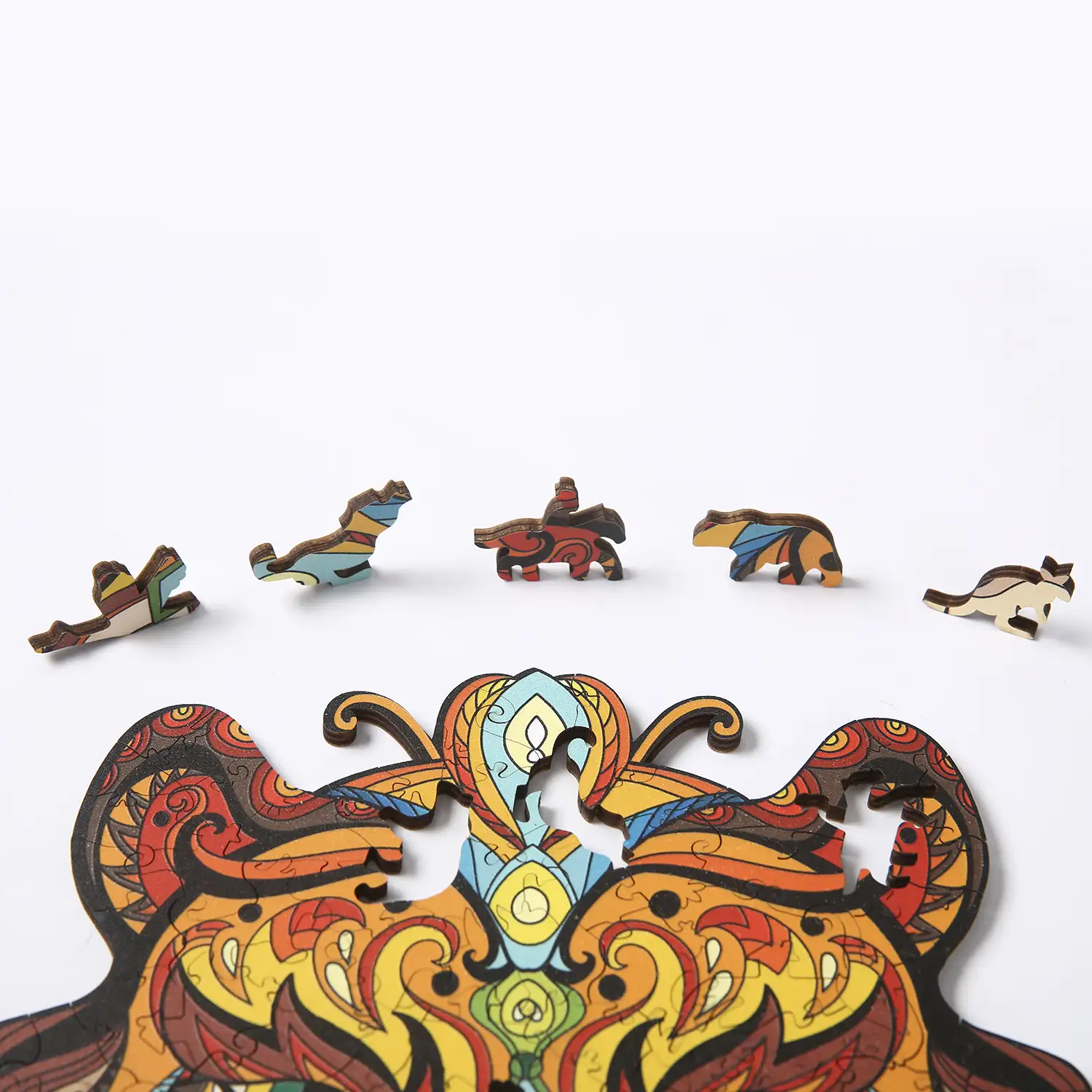 Puzzle de madera DIY forma de silueta . Con piezas individuales con diferentes diseños. En madera policromada. Tamaño A4 .DISEÑO TIGRE.