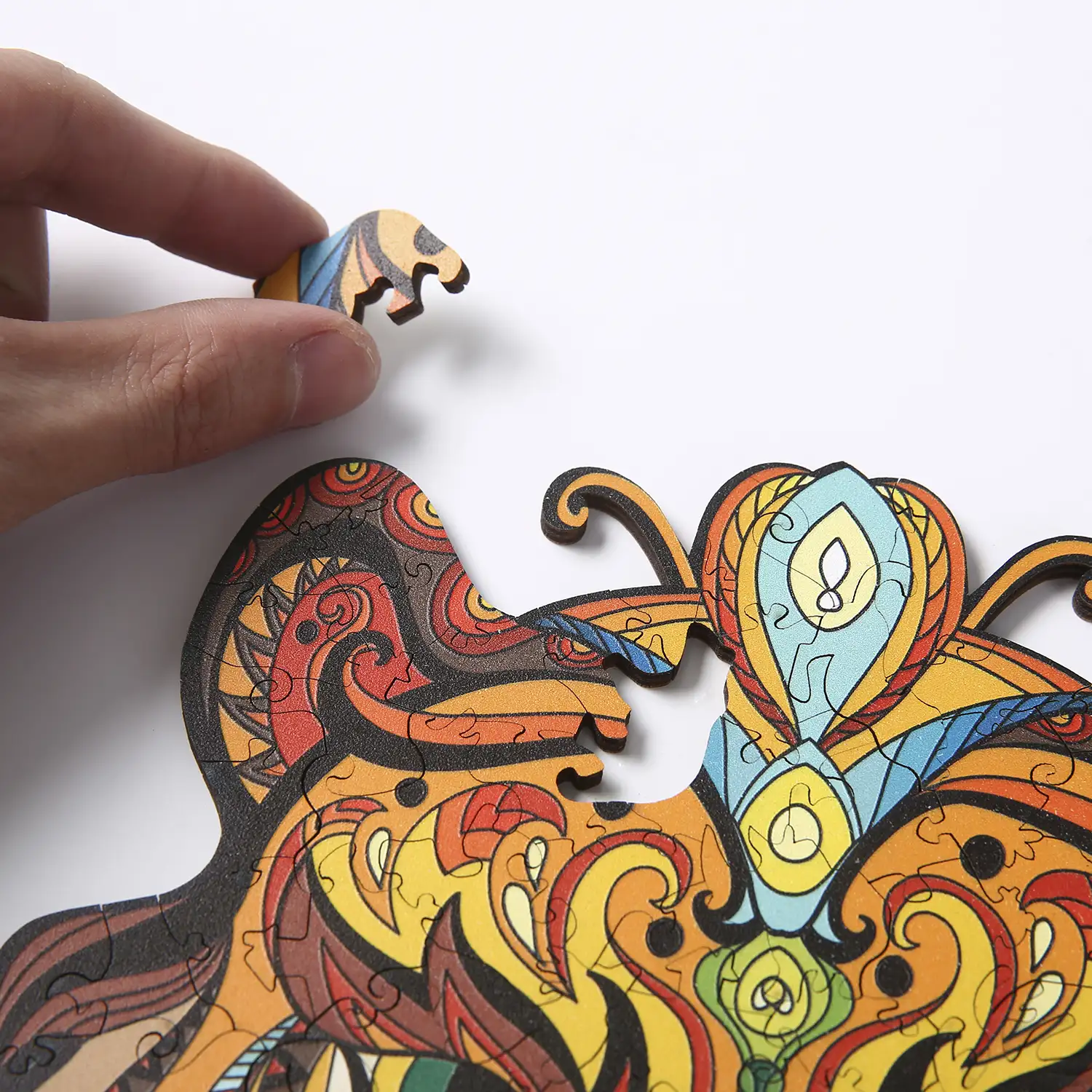 Puzzle de madera DIY forma de silueta . Con piezas individuales con diferentes diseños. En madera policromada. Tamaño A4 .DISEÑO TIGRE.