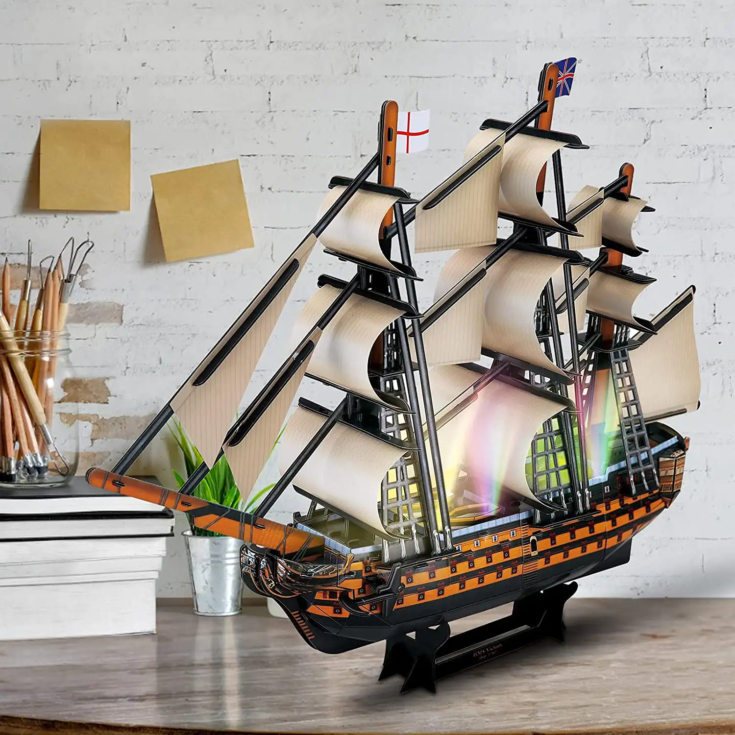 Puzzle 3D buque HSM VISTORY con luces LED. 55,5*11,8*41,5 cms, 163 piezas.