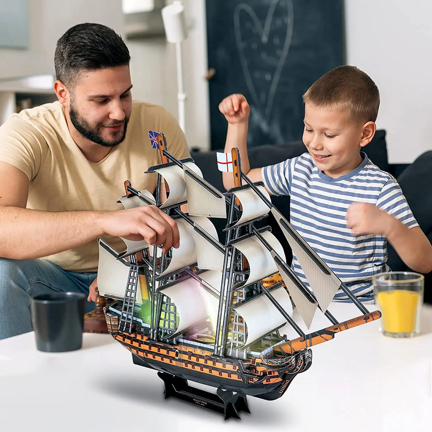 Puzle 3D buque HSM VISTORY con luces LED. 55,5*11,8*41,5 cms, 163 piezas.