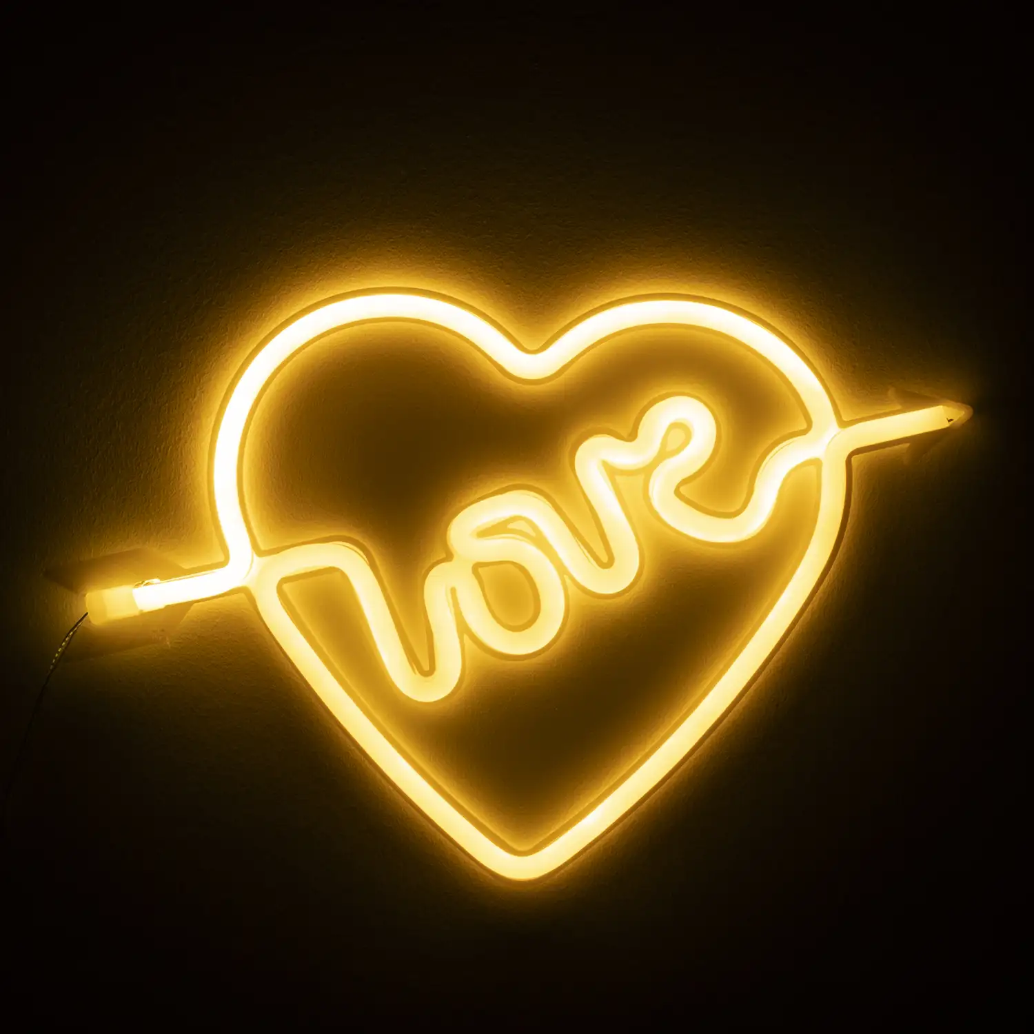 Neón colgante amarillo diseño Corazón Love.