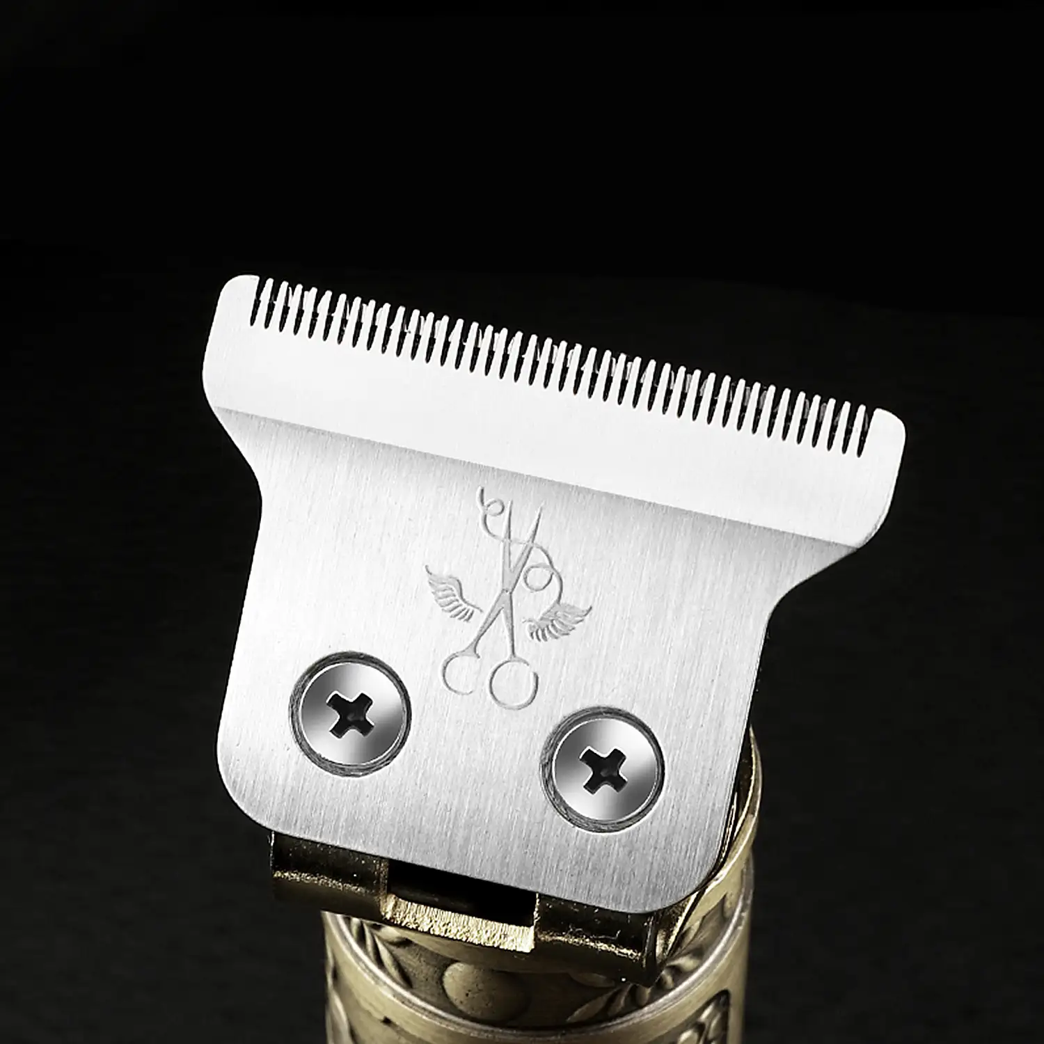 Recortador perfilador para pelo y barba LM-800. Diseño vintage completamente metálico. Con peines de 1 a 4mm y juego de accesorios. Batería recargable.