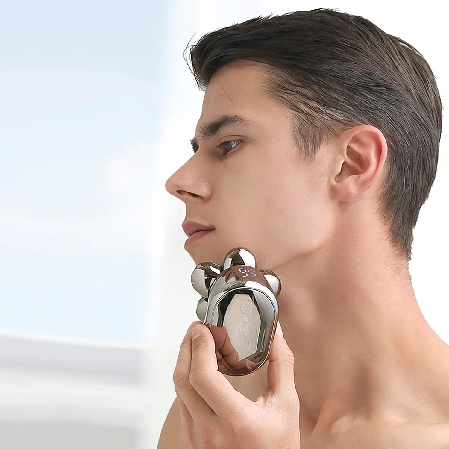 Máquina de afeitar 5 en 1 con cabezal 7D. Incluye cabezal de recorte, para nariz, de masaje, cepillo y de rasurado. Base de carga  y batería recargable.