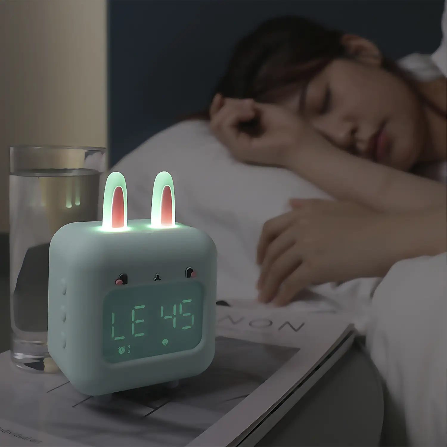 Reloj despertador infantil Conejito con luz LED nocturna. Música ambiental para dormir. Batería recargable.