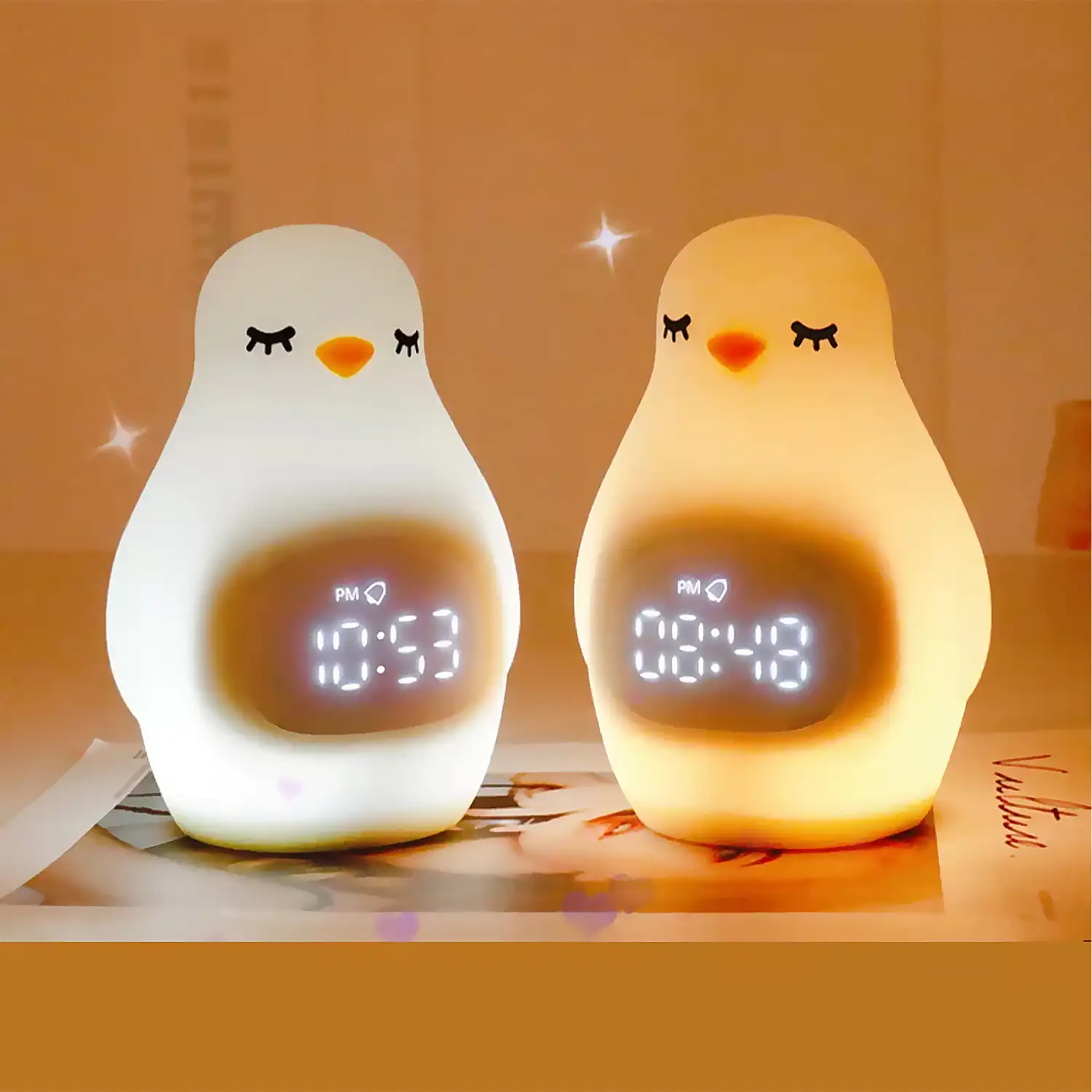 Reloj despertador con luz nocturna infantil, intensidad regulable. Diseño Pingüino.