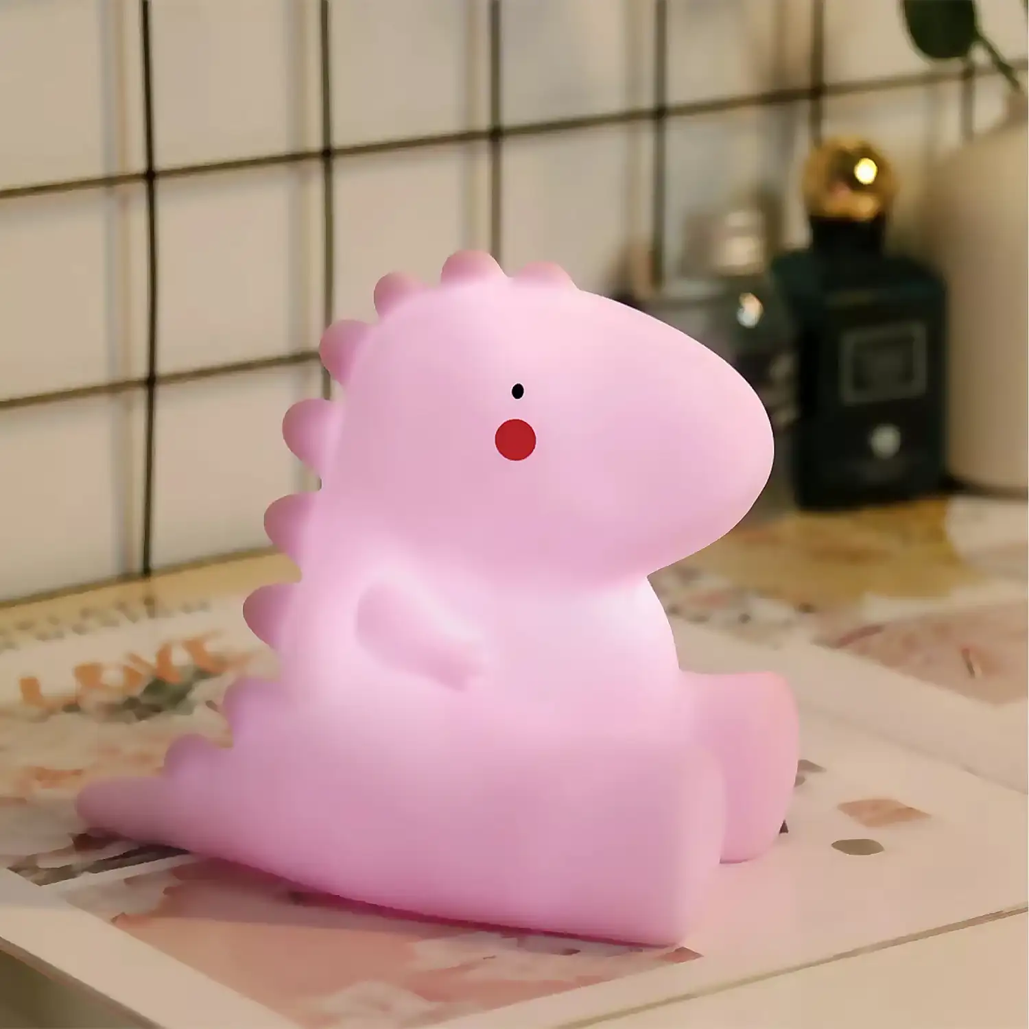 Luz led infantil nocturna quitamiedos. Diseño Dinosaurio sentado.