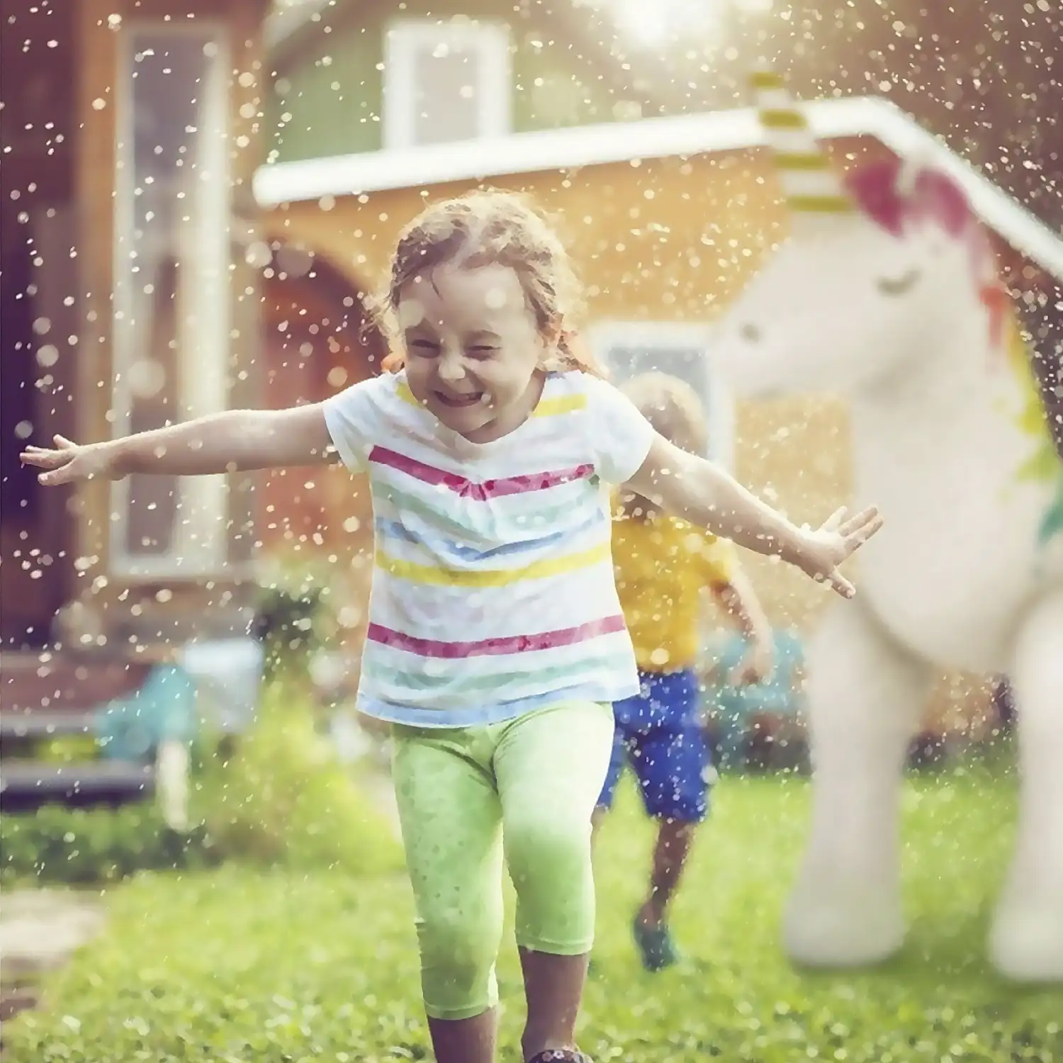 Unicornio gigante inflable con aspersor de agua en el cuerno. 220x160cm.