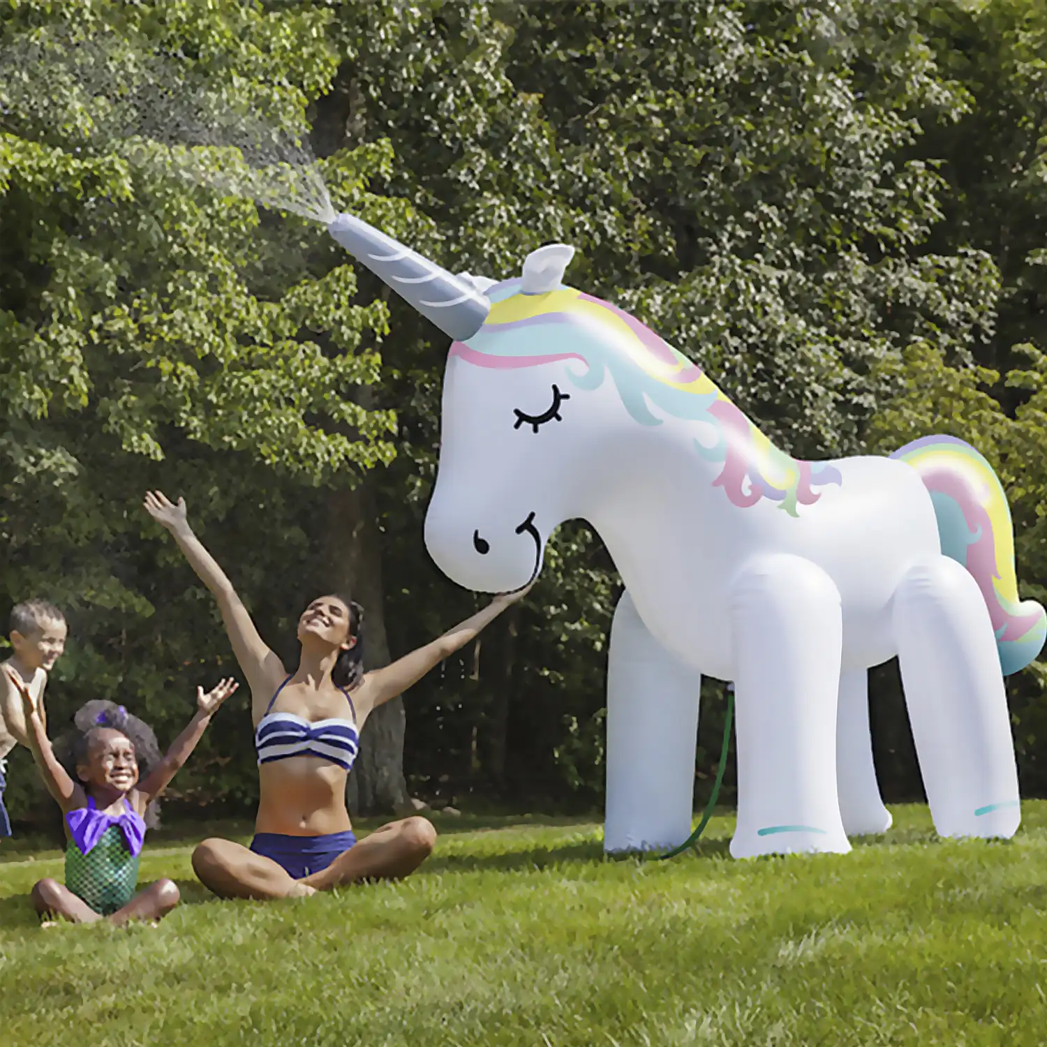 Unicornio gigante inflable con aspersor de agua en el cuerno. 220x160cm.