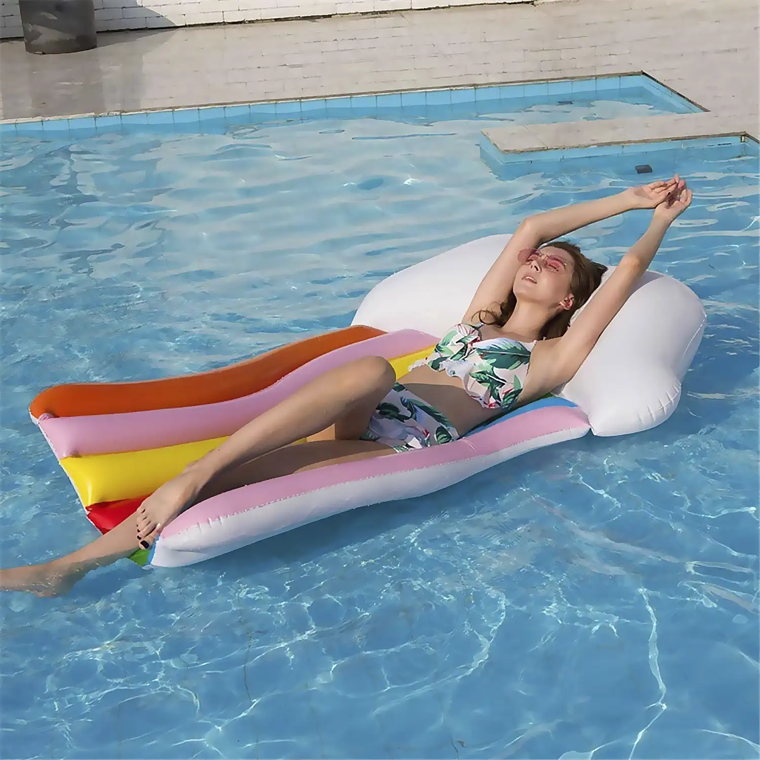 Colchoneta hinchable con forma de nube y arcoiris. Reposacabezas, cama flotante. 168x110cm.