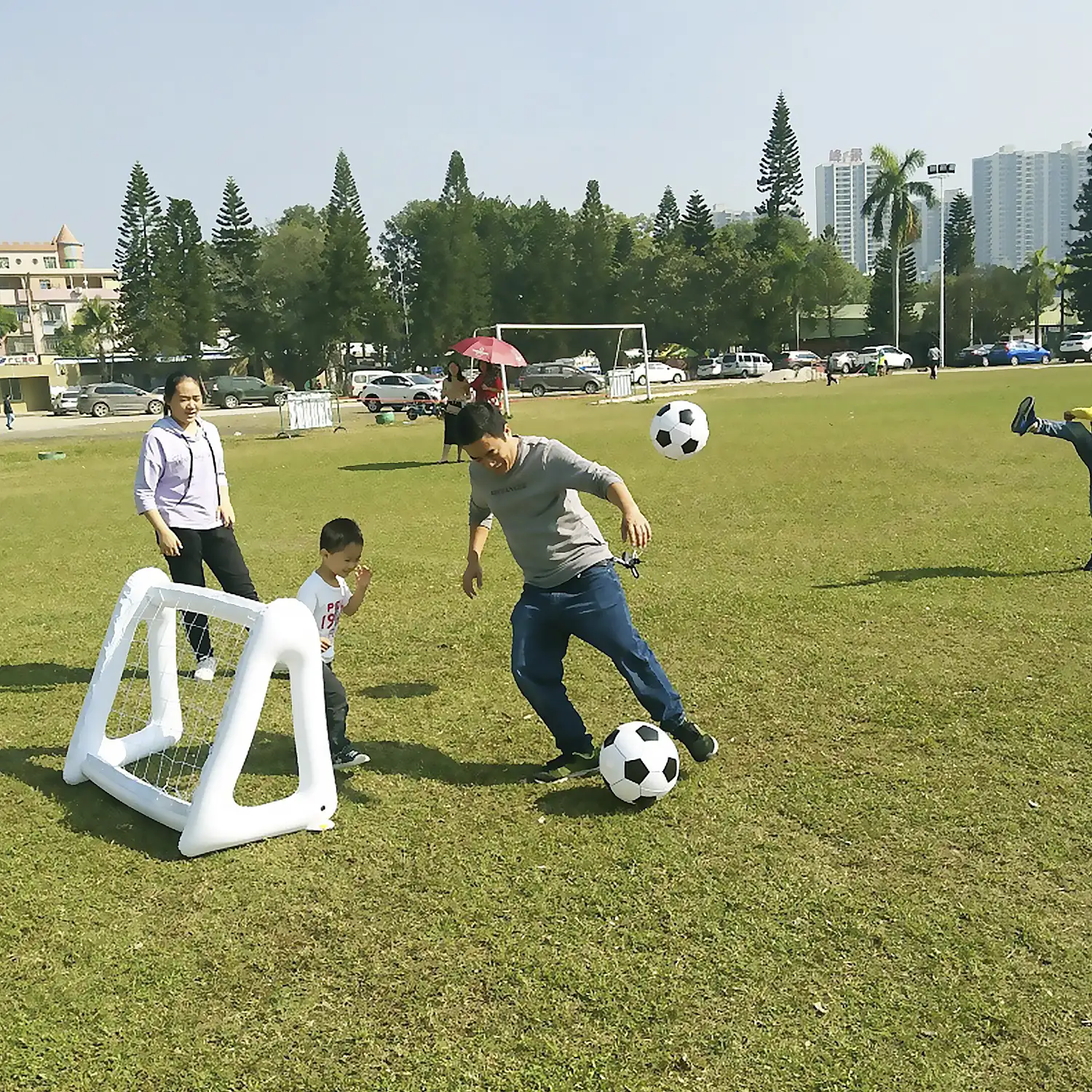 Portería hinchable de fútbol y balón. 160x105cm.