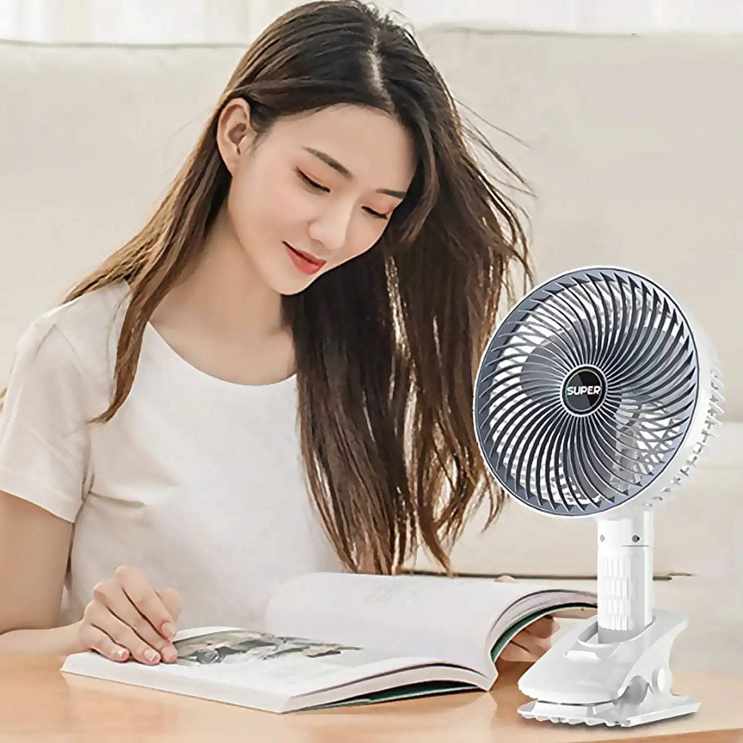 Ventilador portátil de 5W, con batería recargable, rotación de 360° y pinza de agarre.