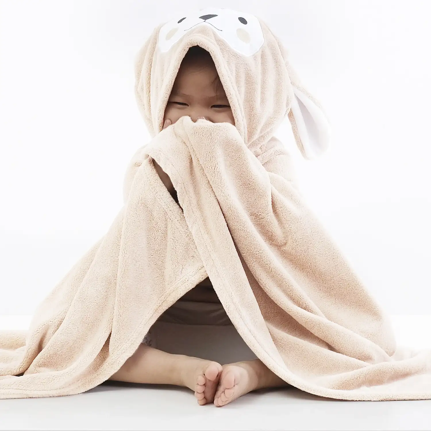 Toalla infantil diseño conejito. Multiusos: toalla de baño, poncho de playa o natación, manta.