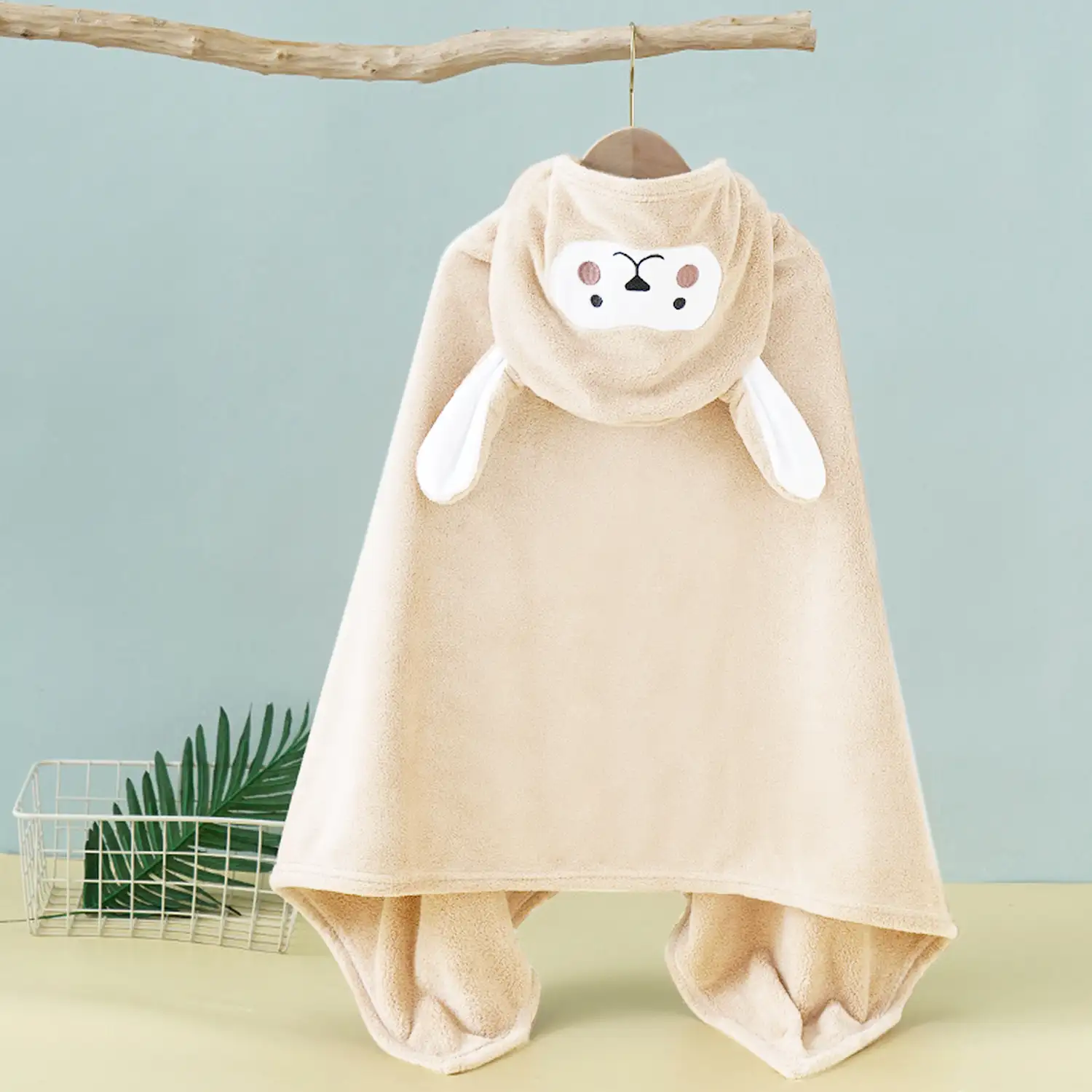 Toalla infantil diseño conejito. Multiusos: toalla de baño, poncho de playa o natación, manta.