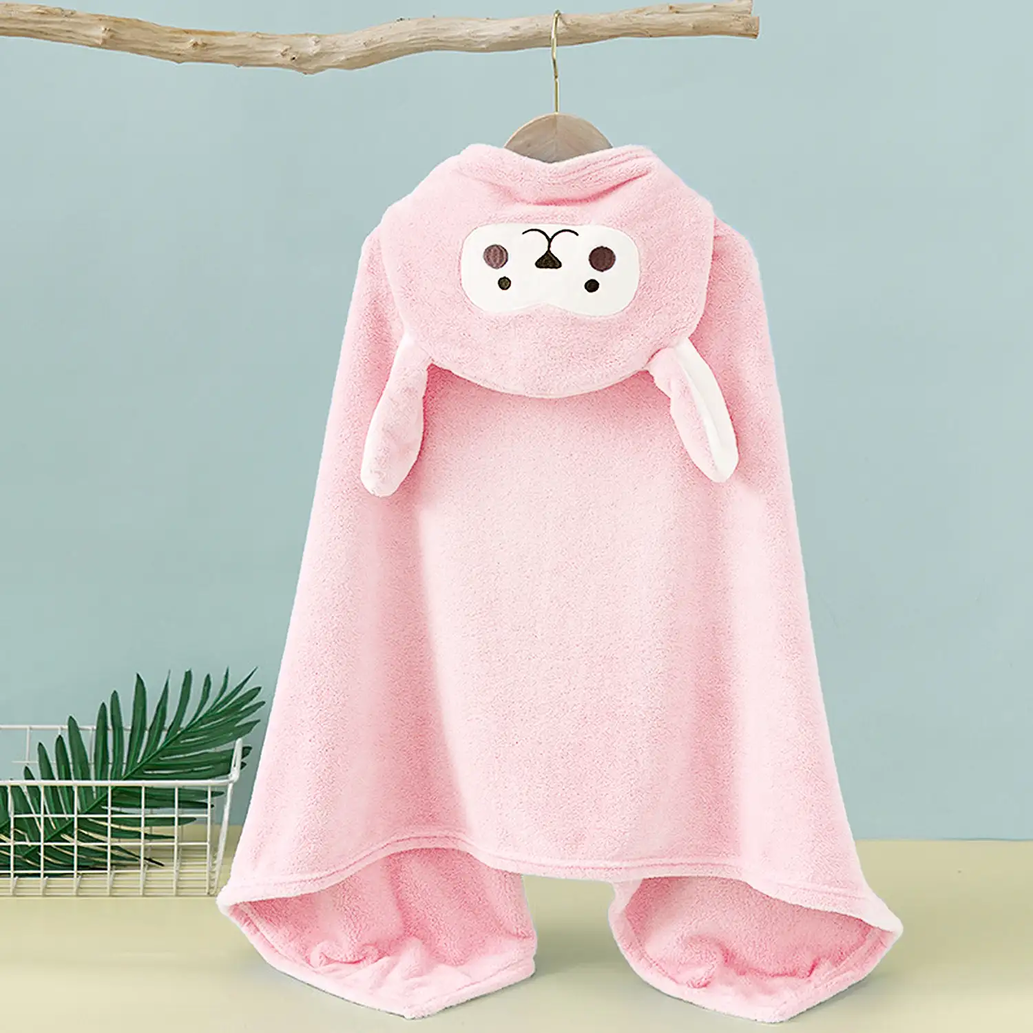 Toalla infantil diseño conejito. Multiusos: toalla de baño, poncho de playa o natación, manta.